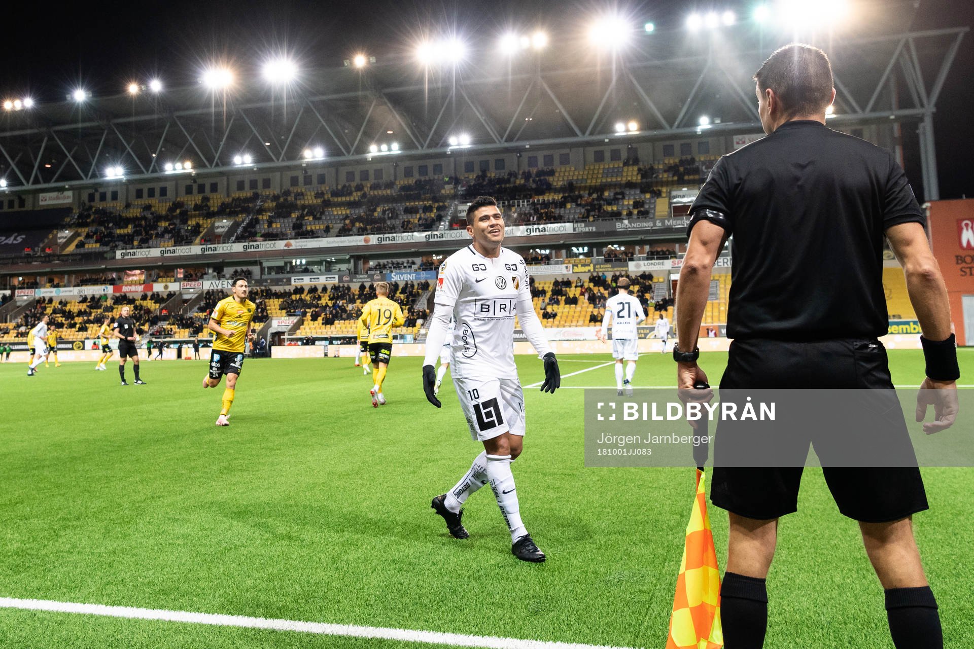 Häckens Paulinho reagerar på assisterande domaren