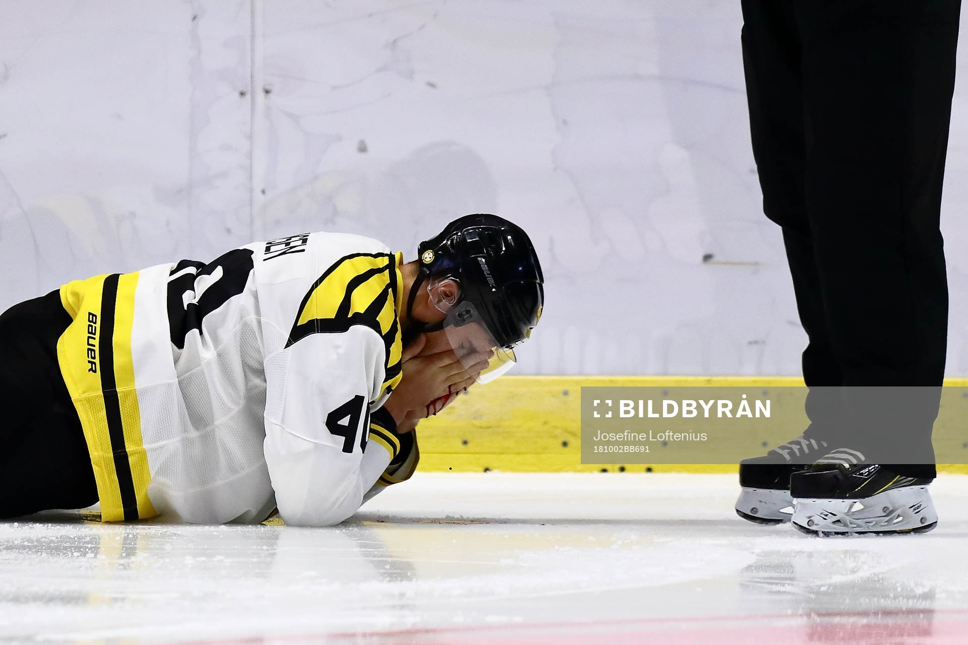 Brynäs Jesper Jensen ligger ner på isen och det blöder