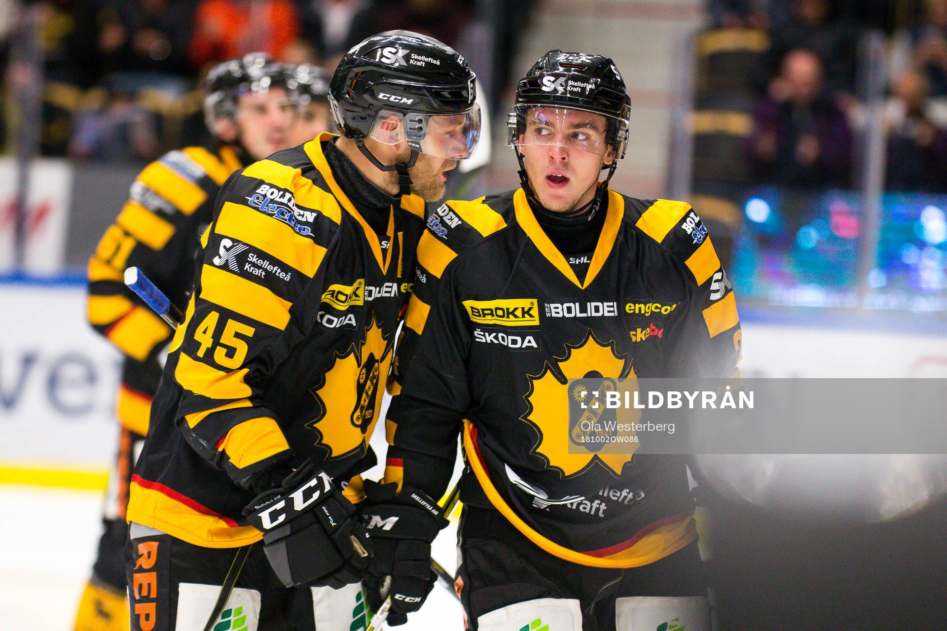 Skellefteås Oscar Möller och Andreas Wingerli jublar