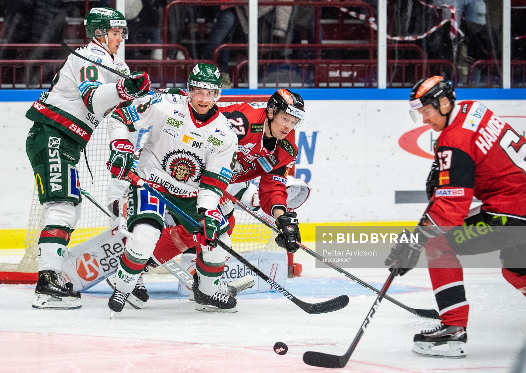 Frölundas Gustav Lindström och Chay Genoway försvarar