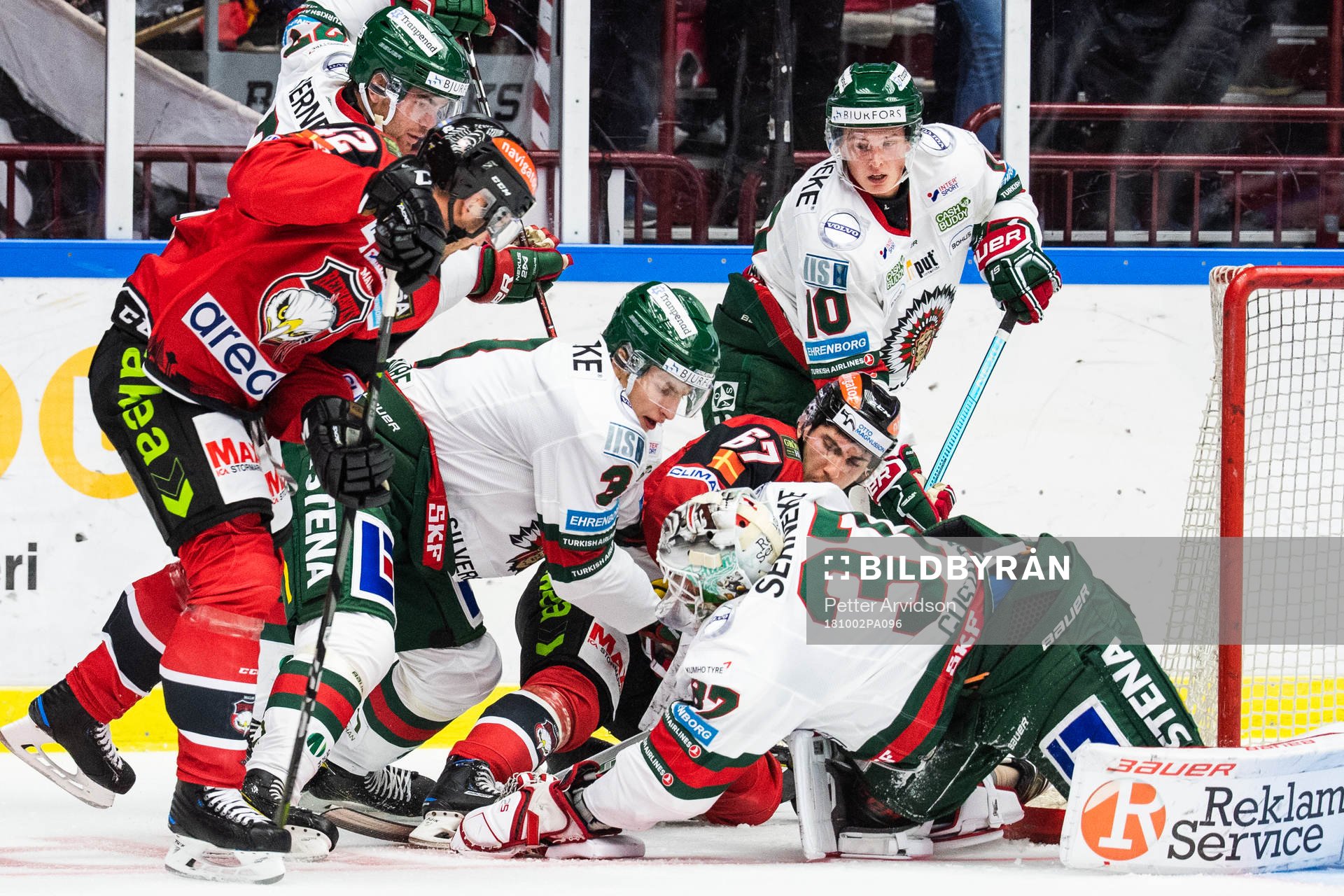 Malmö Redhawks Konstantin Komarek i kamp om pucken med Tim