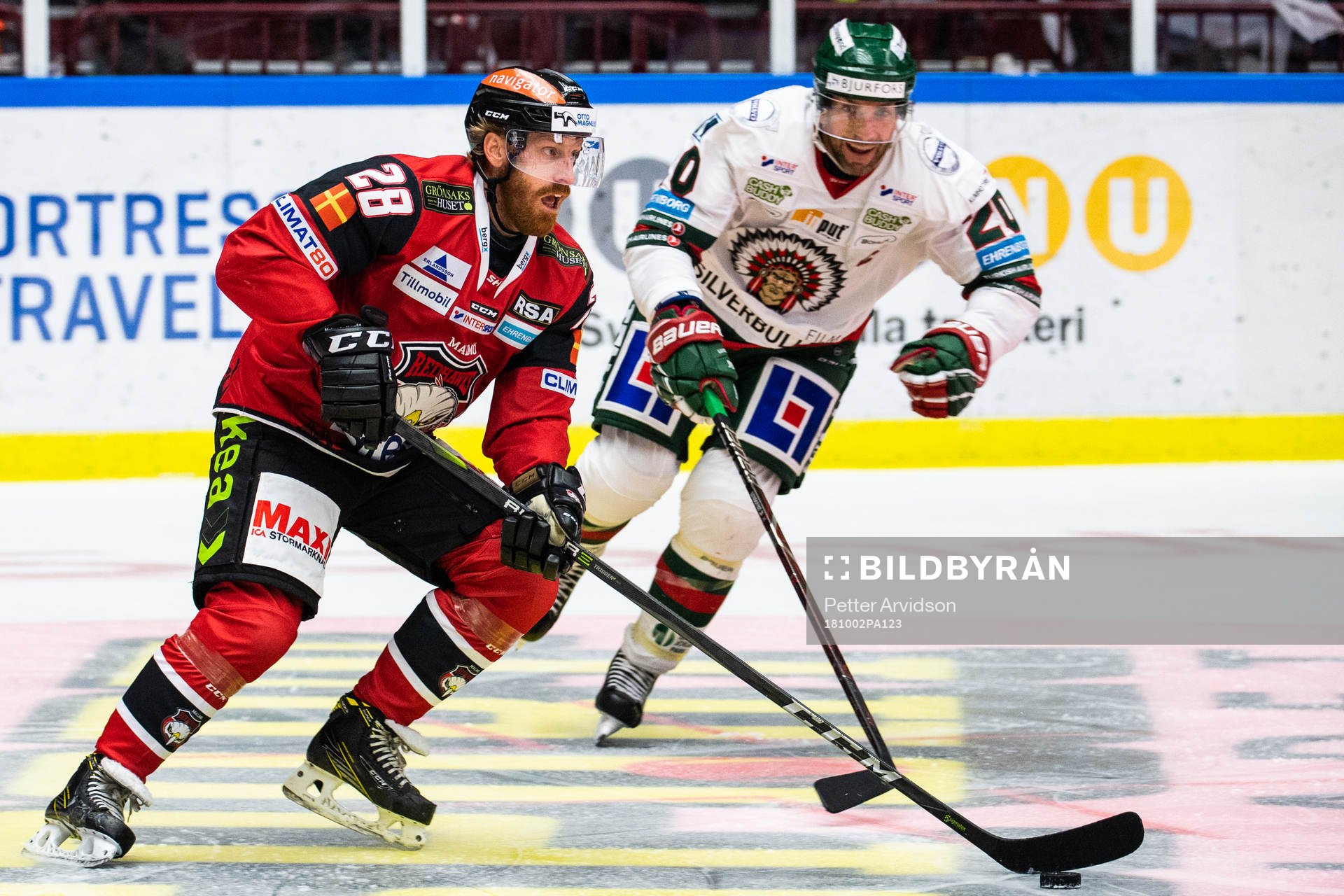 Frölundas Joel Lundqvist jagar Malmö Redhawks Jens Olsson