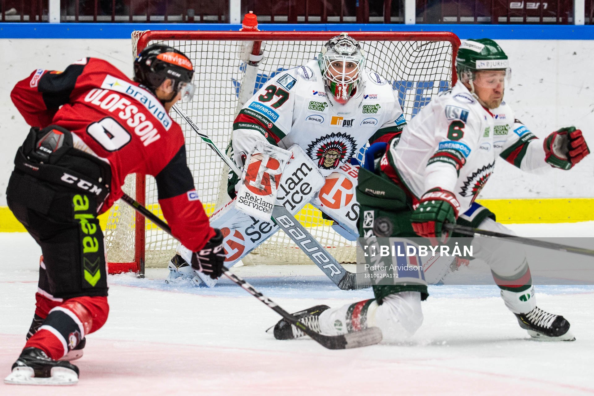 Malmö Redhawks Johan Olofsson skjuter mot Frölundas