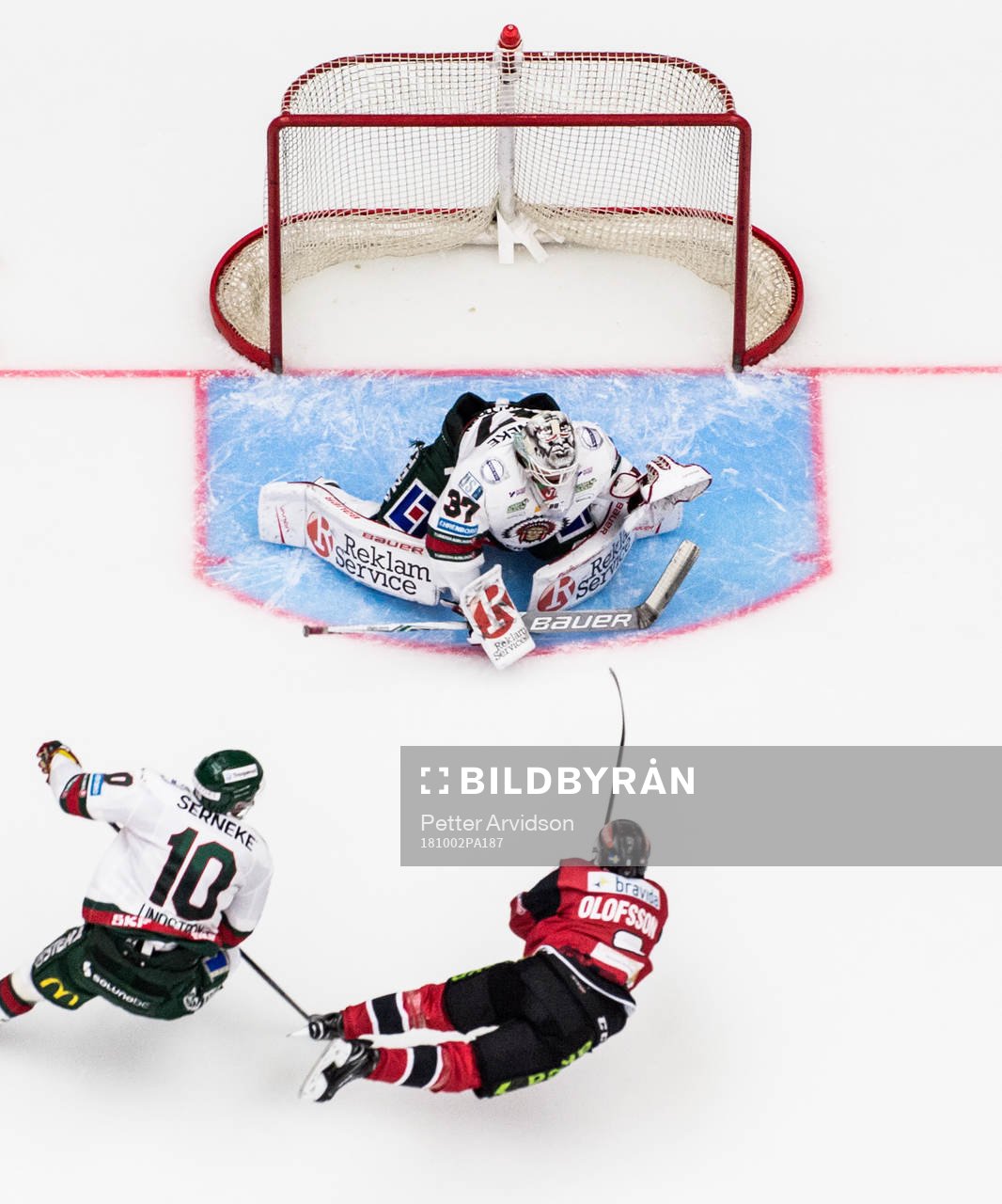 Malmö Redhawks Johan Olofsson skjuter mot Frölundas