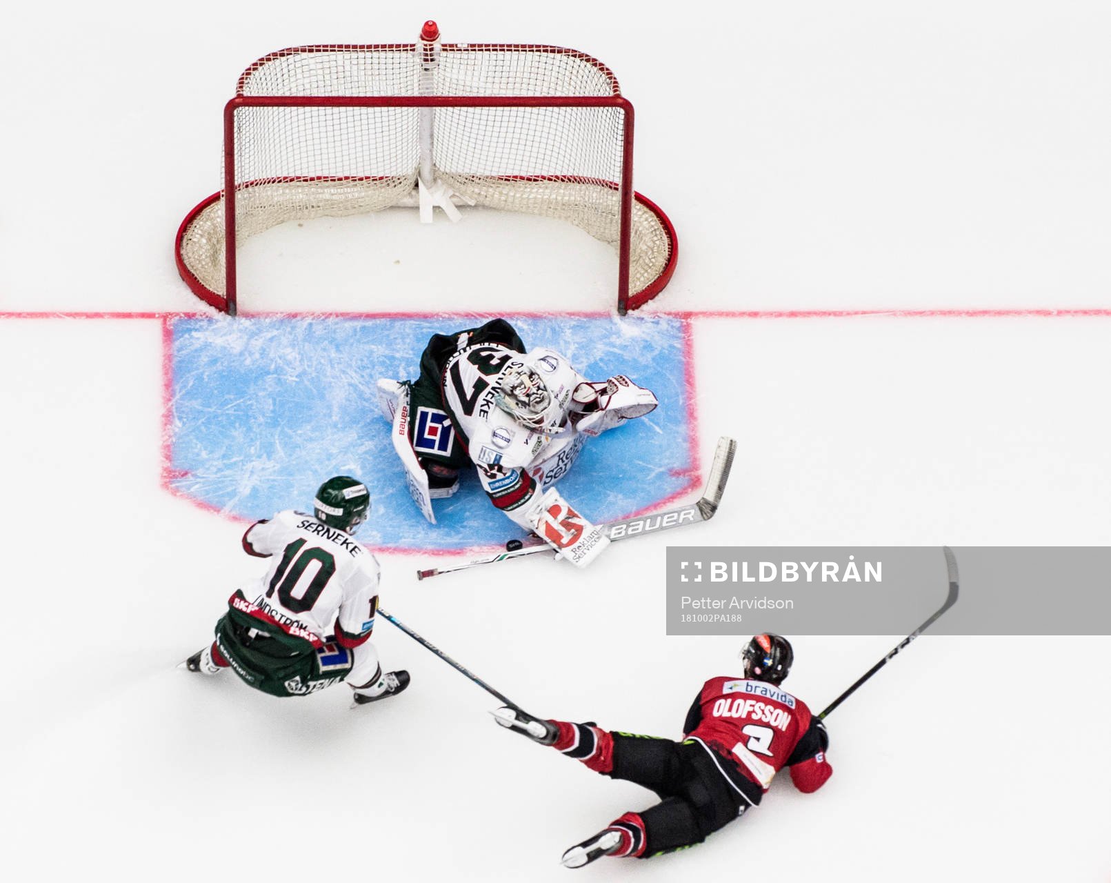 Malmö Redhawks Johan Olofsson skjuter mot Frölundas