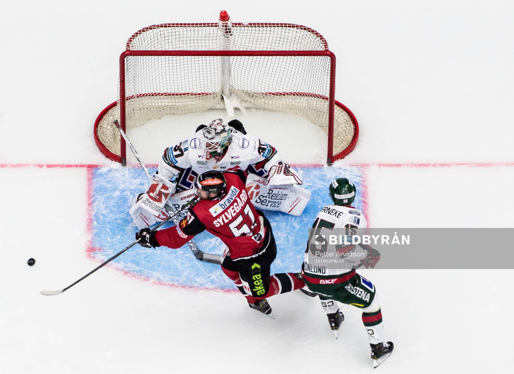 Malmö Redhawks Emil Sylvegård  oroar mot Frölundas