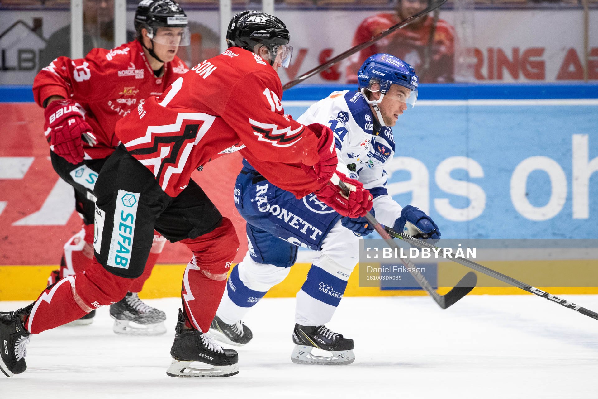 Vita Hästens Jesper Samuelsson jagar Leksands Oskar Lang