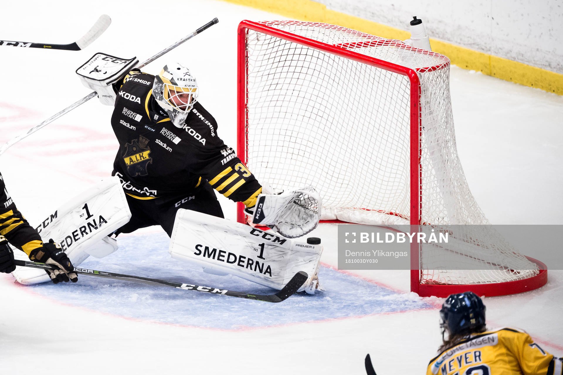 Södertäljes Nicolai Meyer skjuter pucken i mål och gör