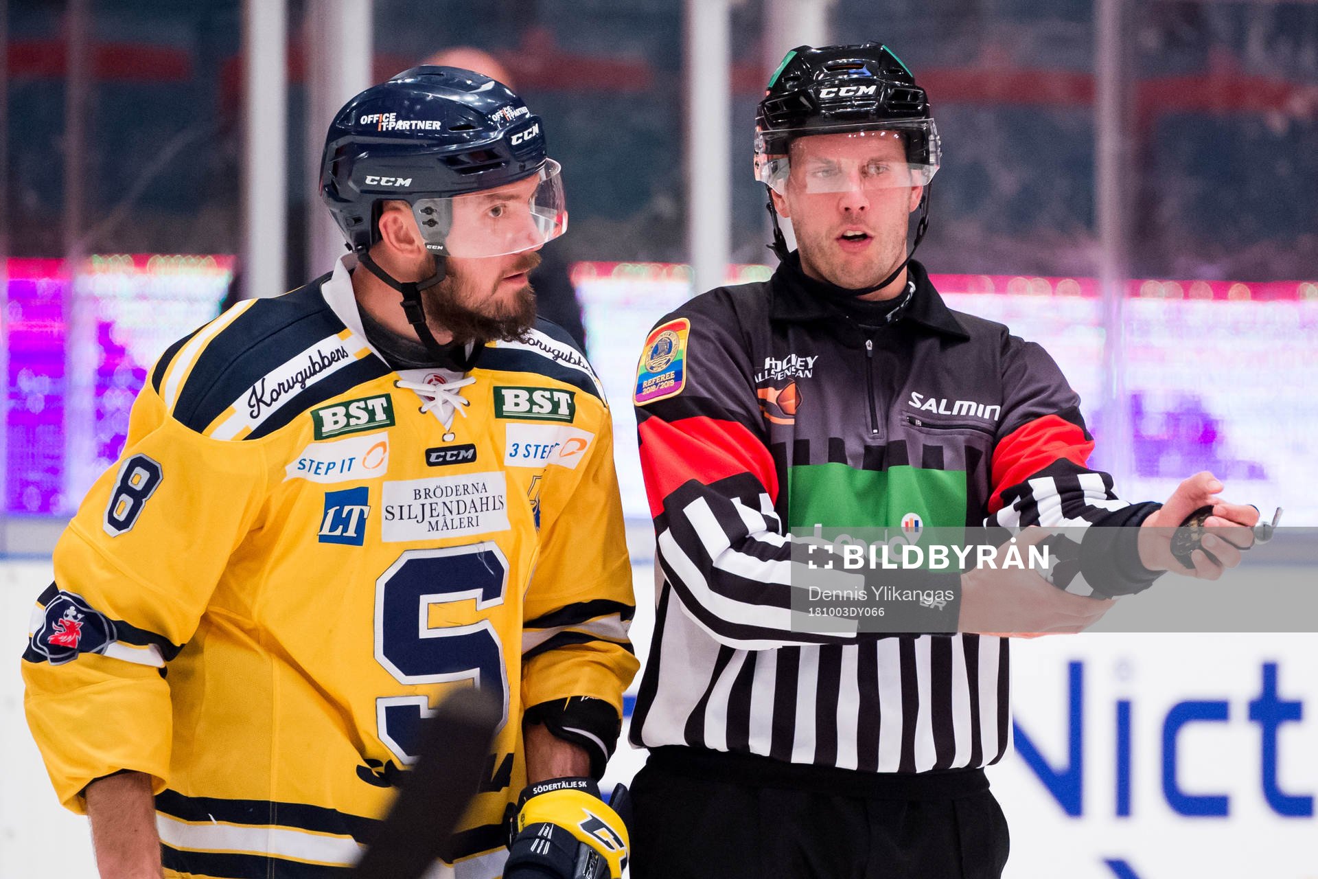 Södertäljes Nicklas Grossmann diskuterar med domare Johan