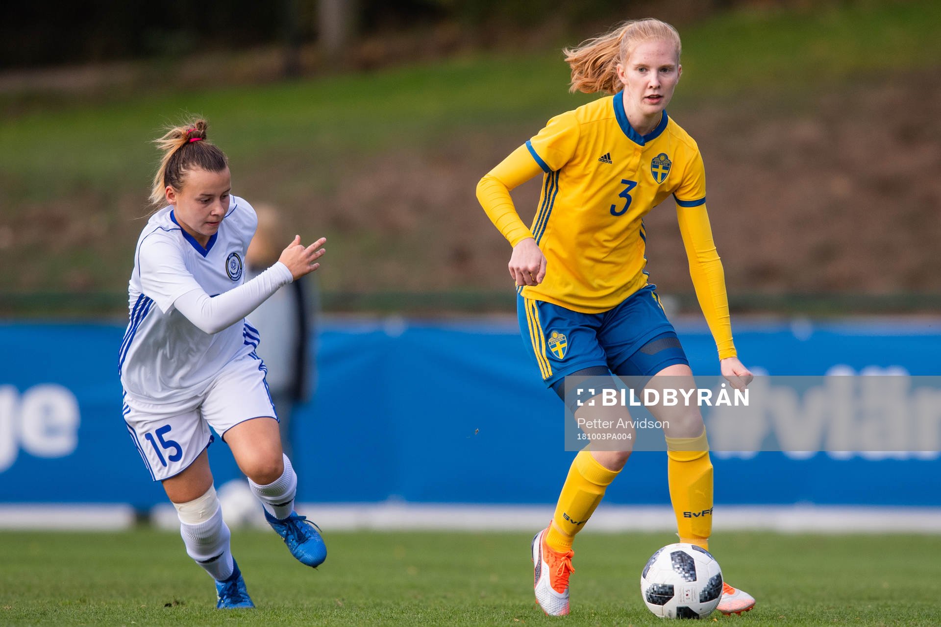 Kazakstans Karina Adilkhanova och Sveriges Linn Bogren