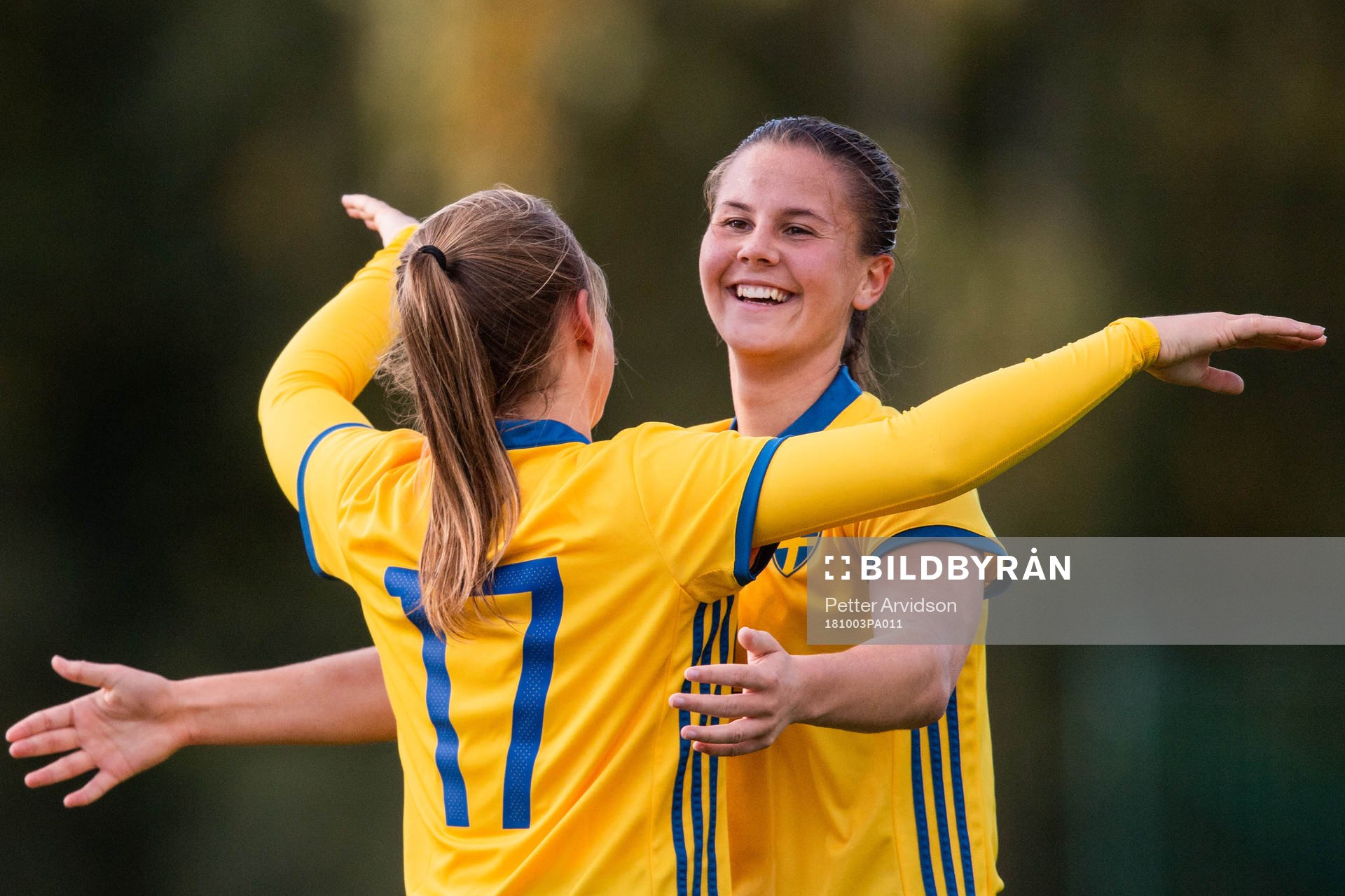 Sveriges Cornelia Kapocs och Josefin Harrysson jublar