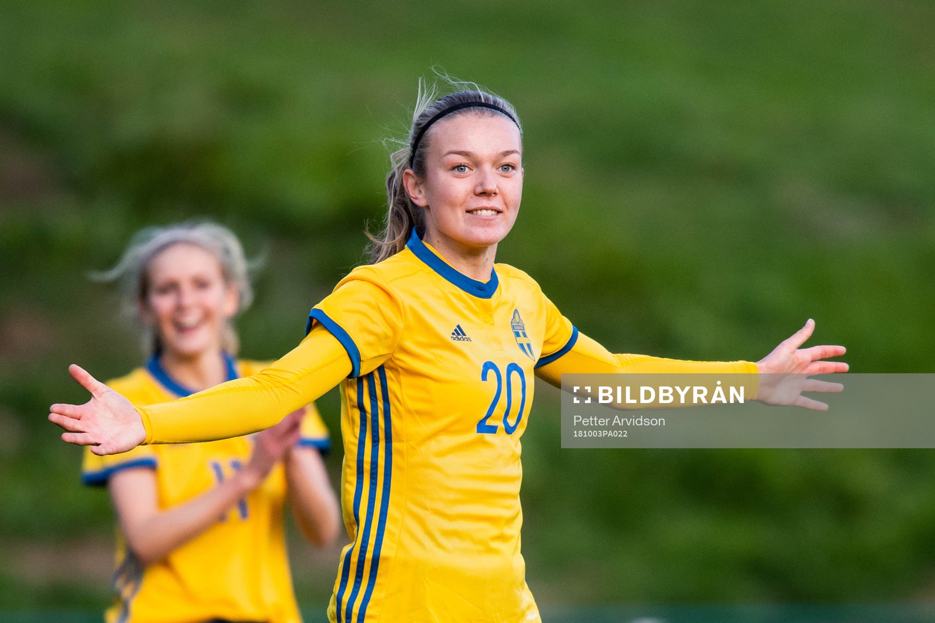 Sveriges Beata Olsson jublar efter 3-0 under fotbollsmatchen i EM-kvalet för F18 mellan Sverige och Kazakstan den 3 oktober 2018 i Helsingborg.