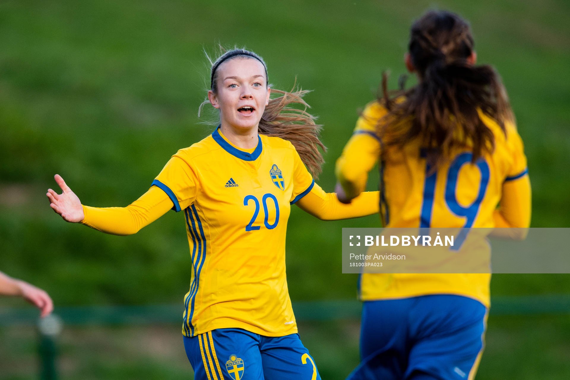 Sveriges Beata Olsson jublar med Tilde Lindwall