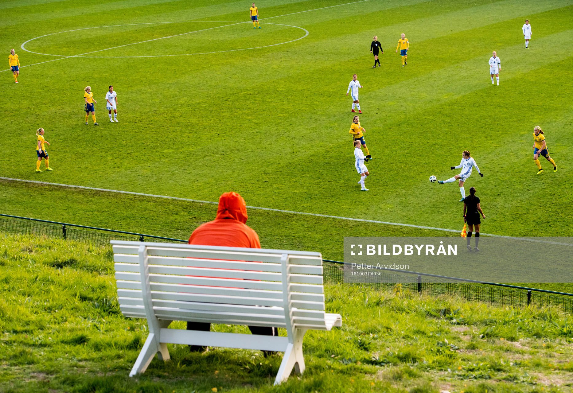 En man tittar på fotbollsmatchen i EM-kvalet för F18