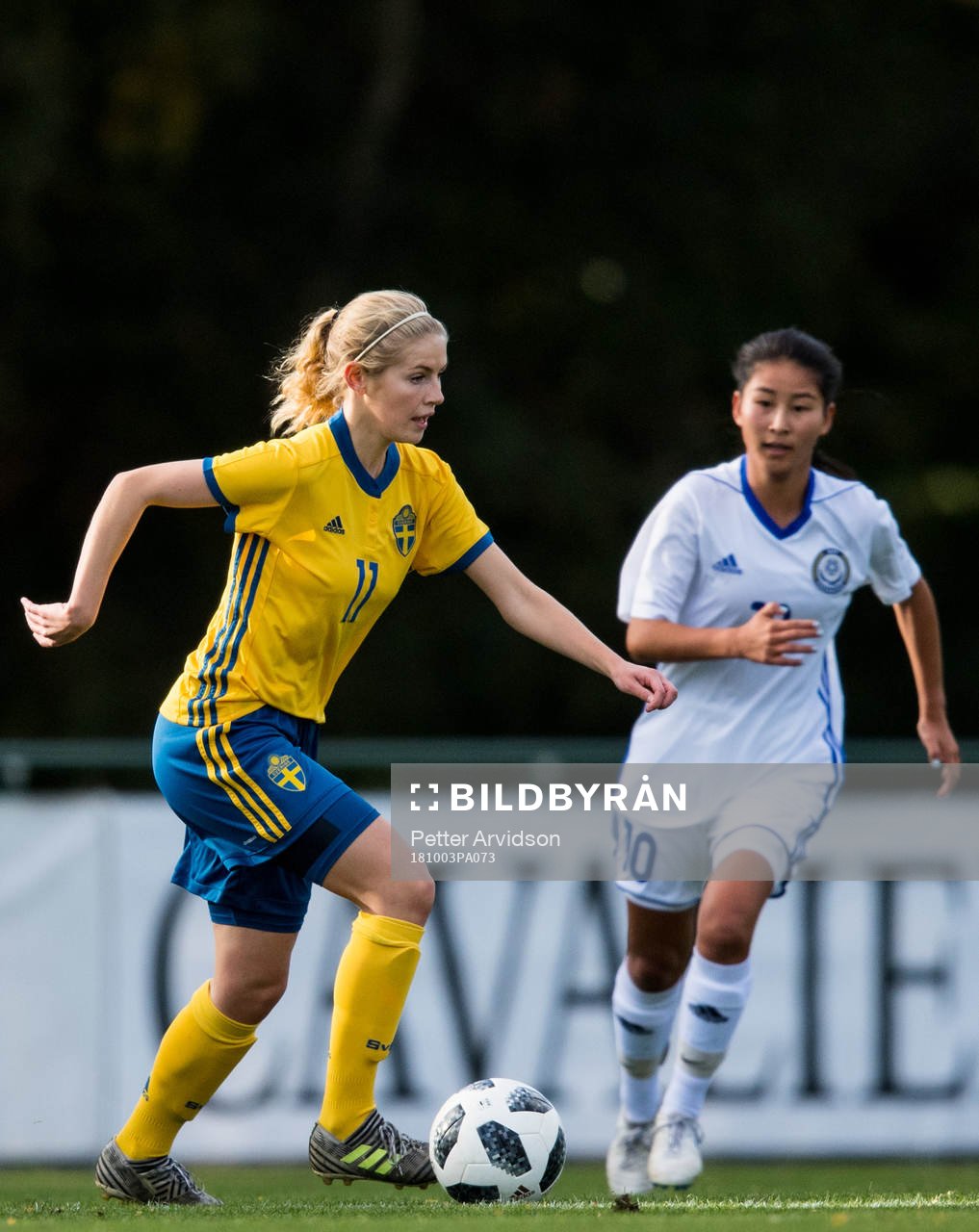 Sveriges Wilma Ljung Klingwall och Kazakstans Batya Raizel Bagully under fotbollsmatchen i EM-kvalet för F18 mellan Sverige och Kazakstan den 3 oktober 2018 i Helsingborg.