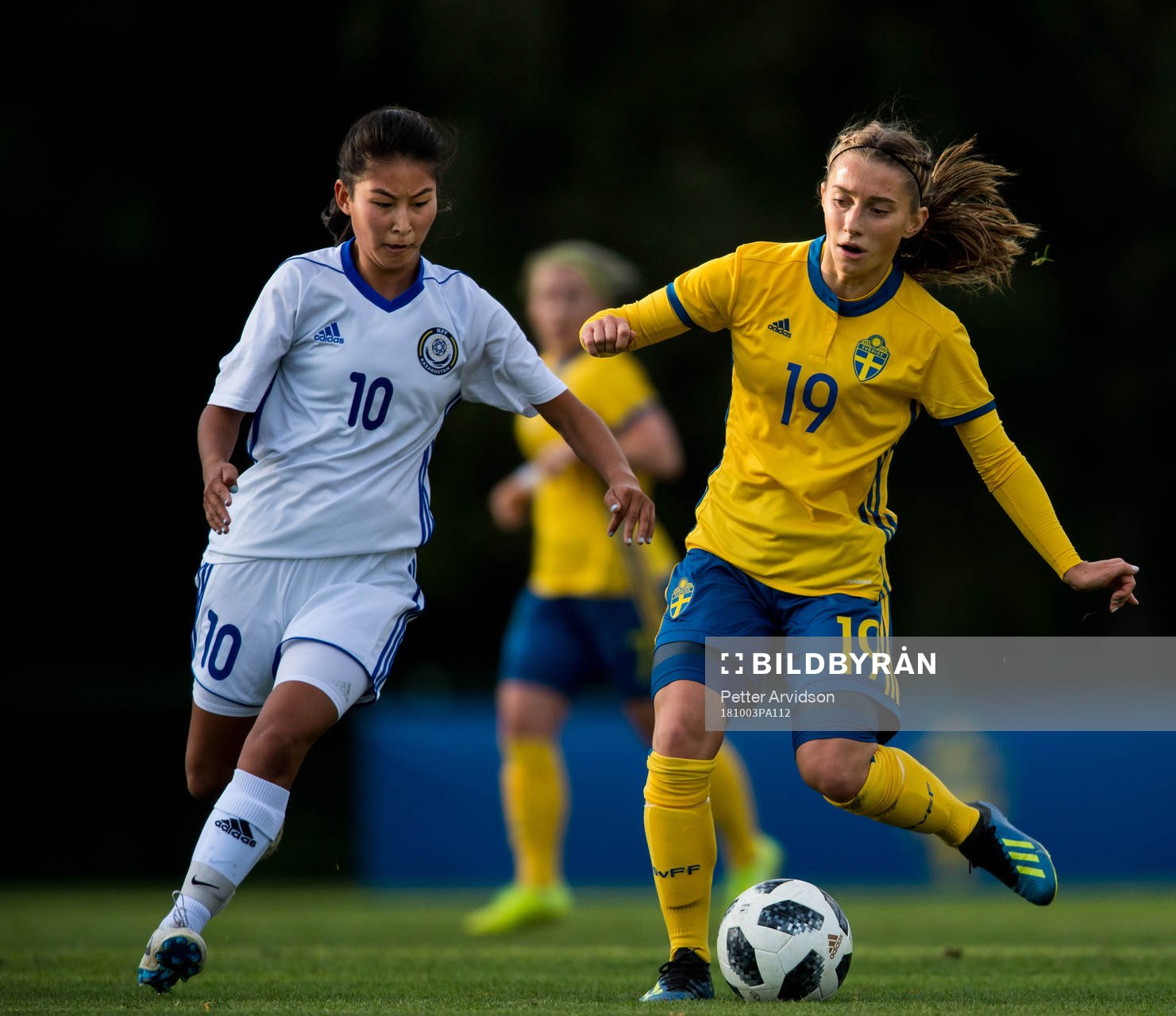 Kazakstans Batya Raizel Bagully och Sveriges Tilde Lindwall under fotbollsmatchen i EM-kvalet för F18 mellan Sverige och Kazakstan den 3 oktober 2018 i Helsingborg.