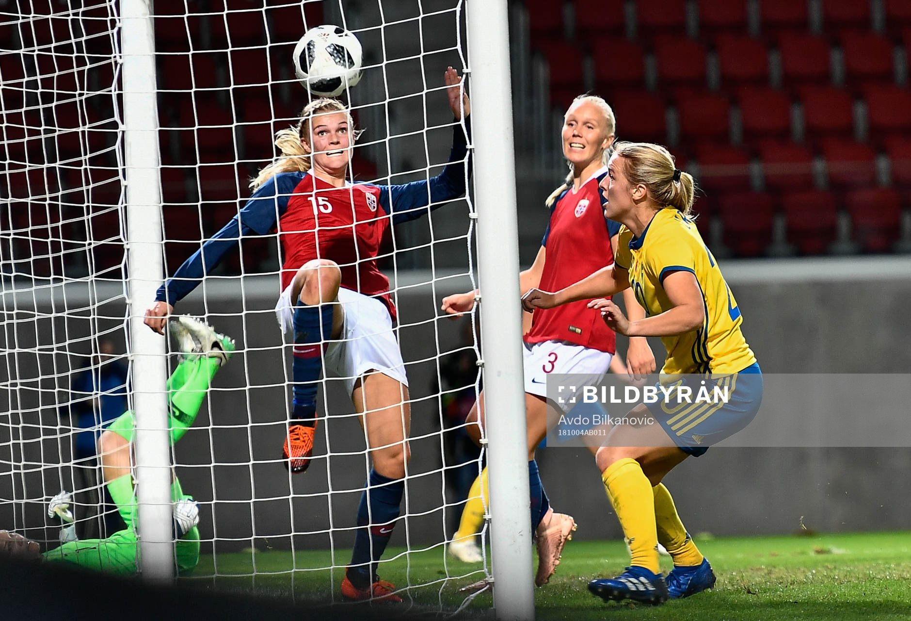 Sveriges Sofia Jakobsson (ej i bild) gör 2-0 bakom