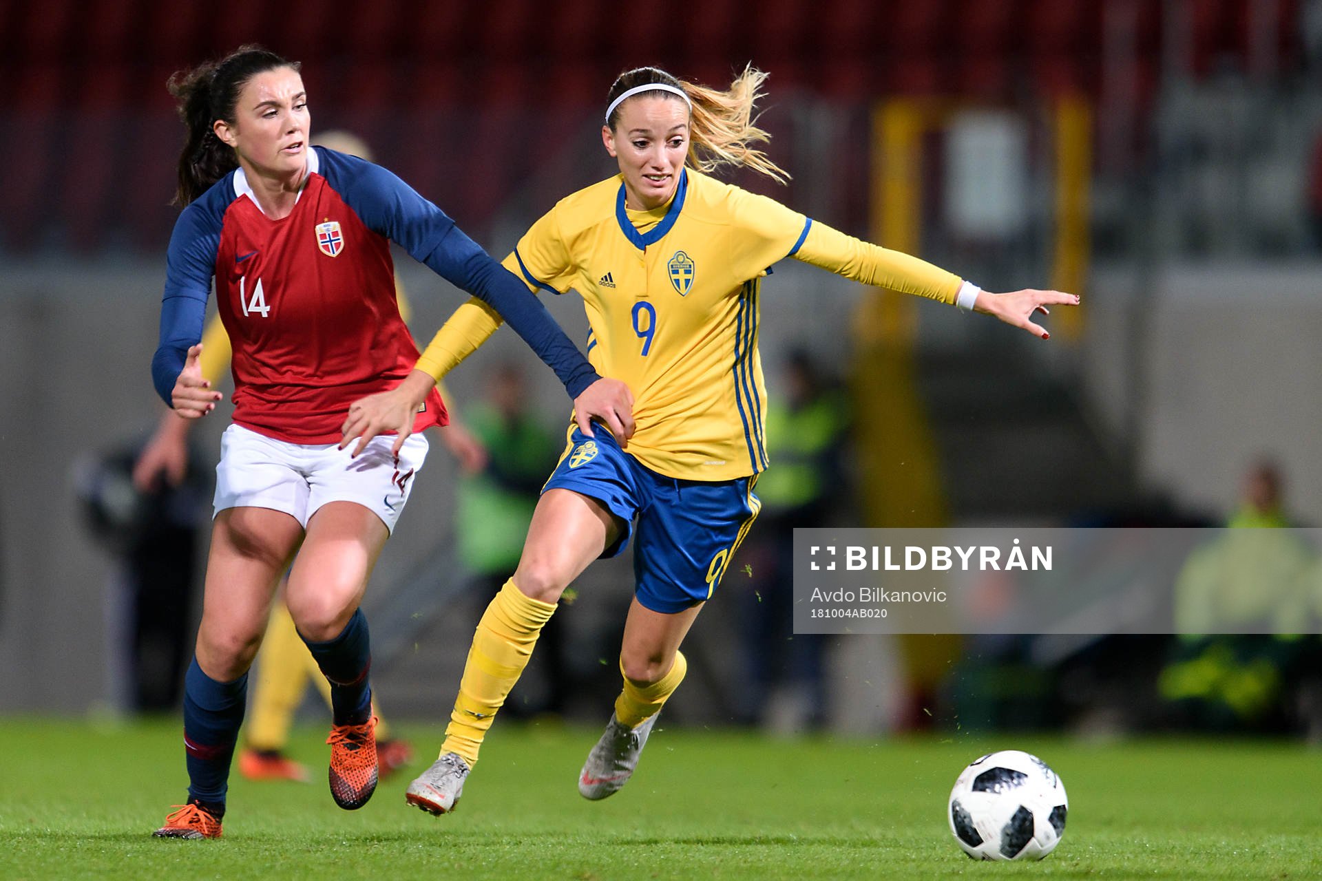 Norges Ingrid Syrstad Engen och Sveriges Kosovare Asllani