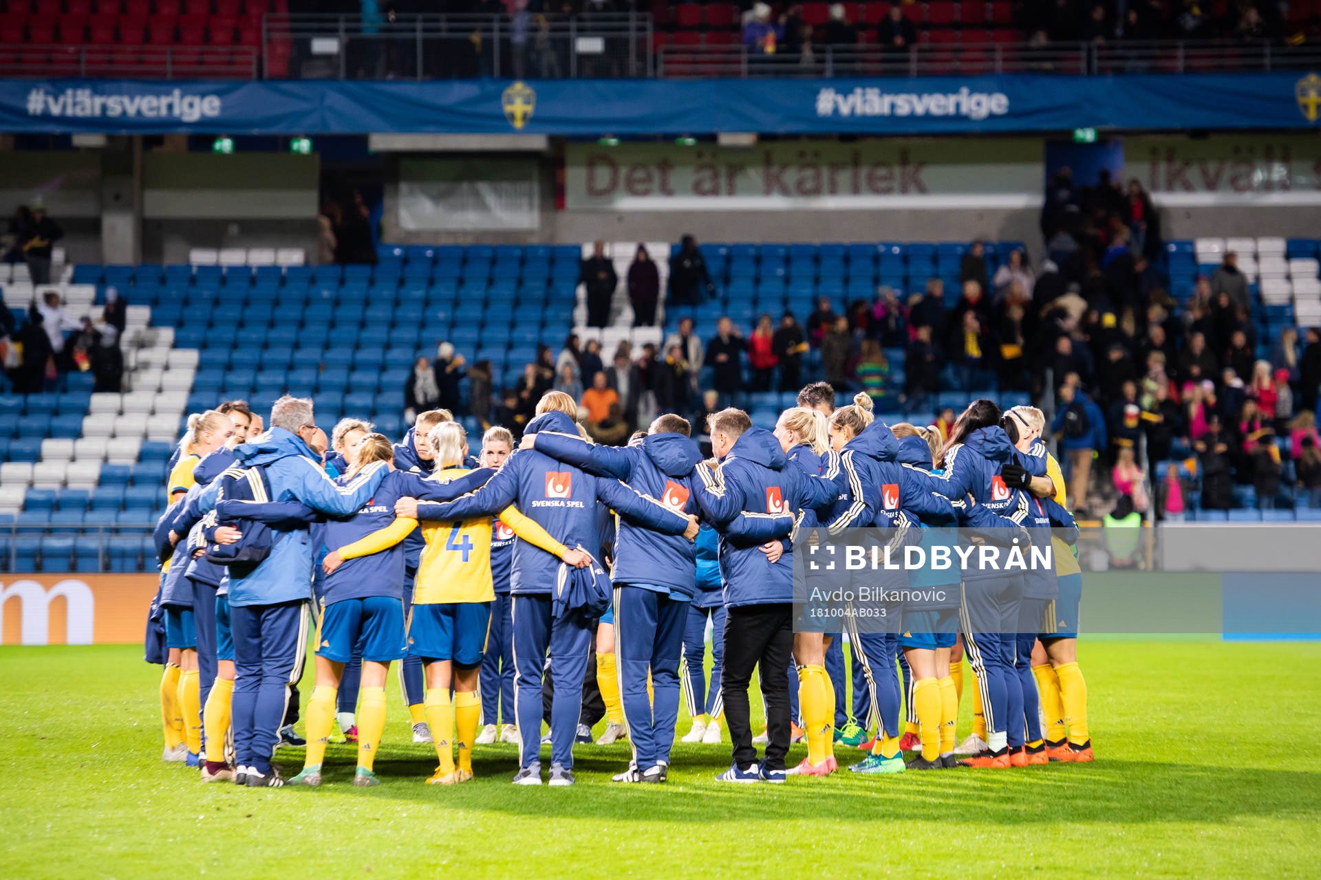 Sveriges samlade efter slutsignalen under träningslandskampen i fotboll mellan Sverige och Norge den 4 oktober 2018 i Helsingborg.