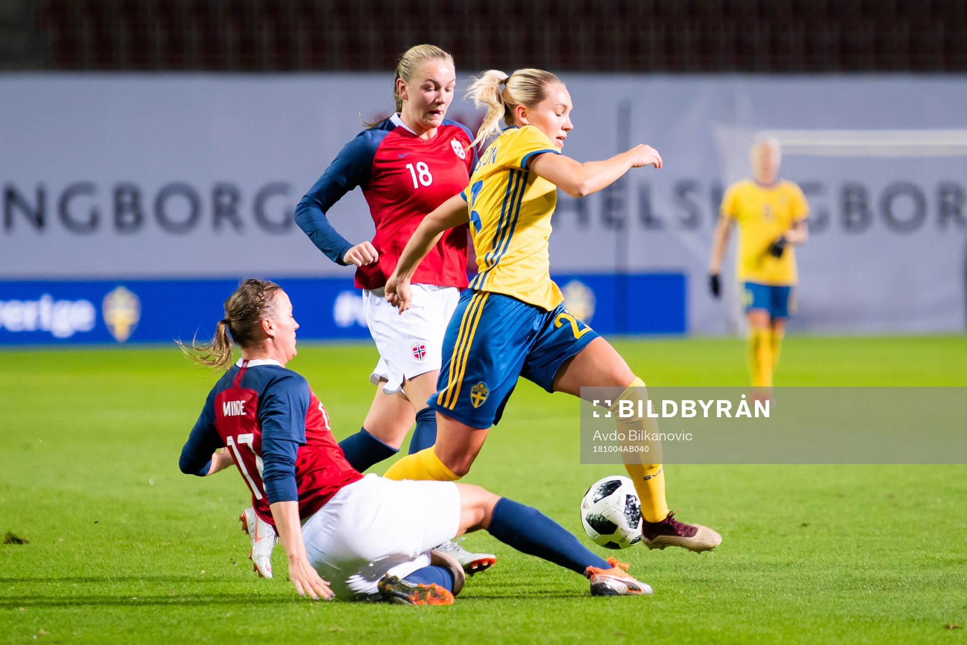 Sveriges Elin Rubensson och Norges Kristine Minde under träningslandskampen i fotboll mellan Sverige och Norge den 4 oktober 2018 i Helsingborg.