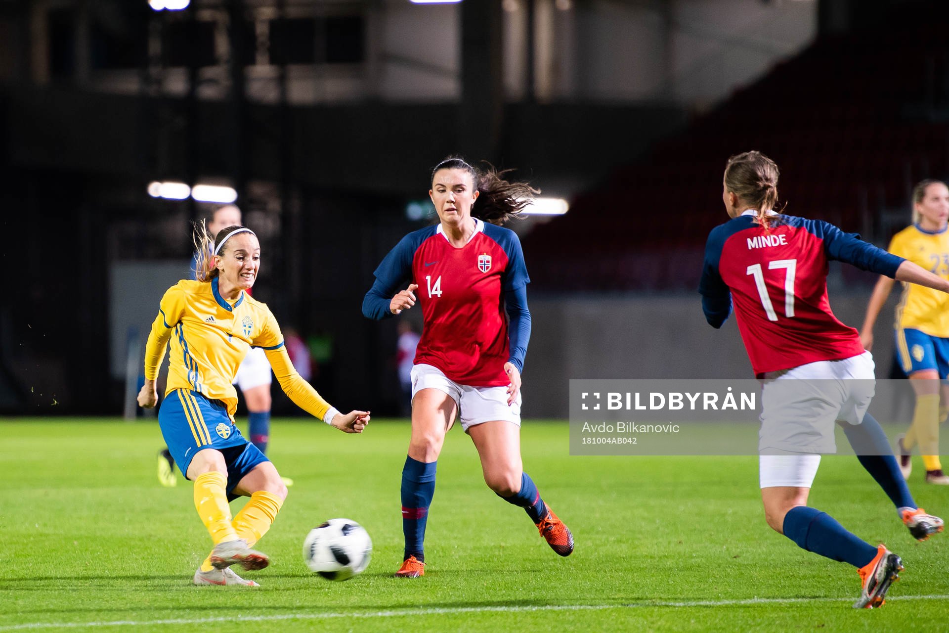 Sveriges Kosovare Asllani mot Norges Ingrid Syrstad Engen och Kristine Minde under träningslandskampen i fotboll mellan Sverige och Norge den 4 oktober 2018 i Helsingborg.