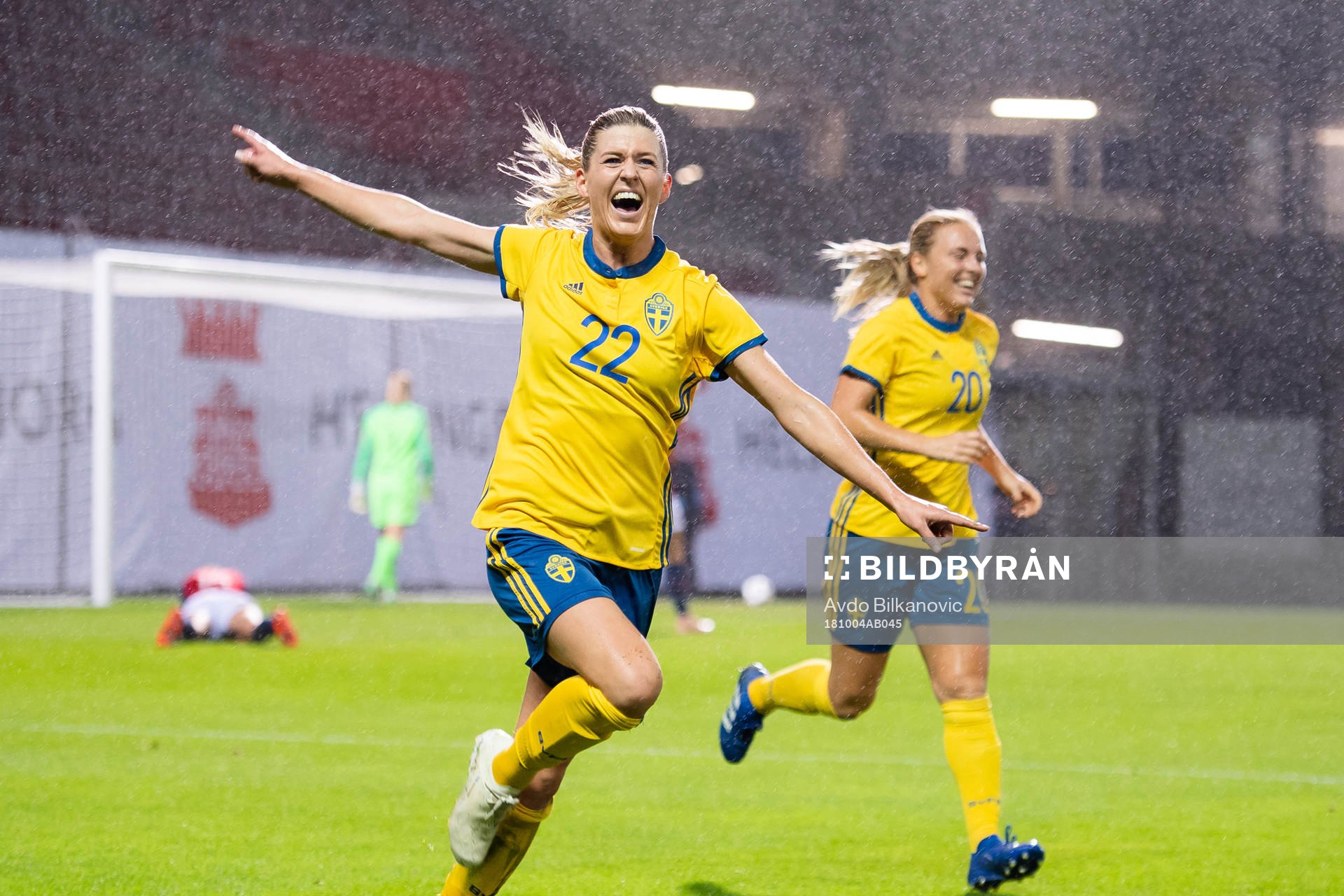 Sveriges Olivia Schough jublar medan Norges spelare deppar
