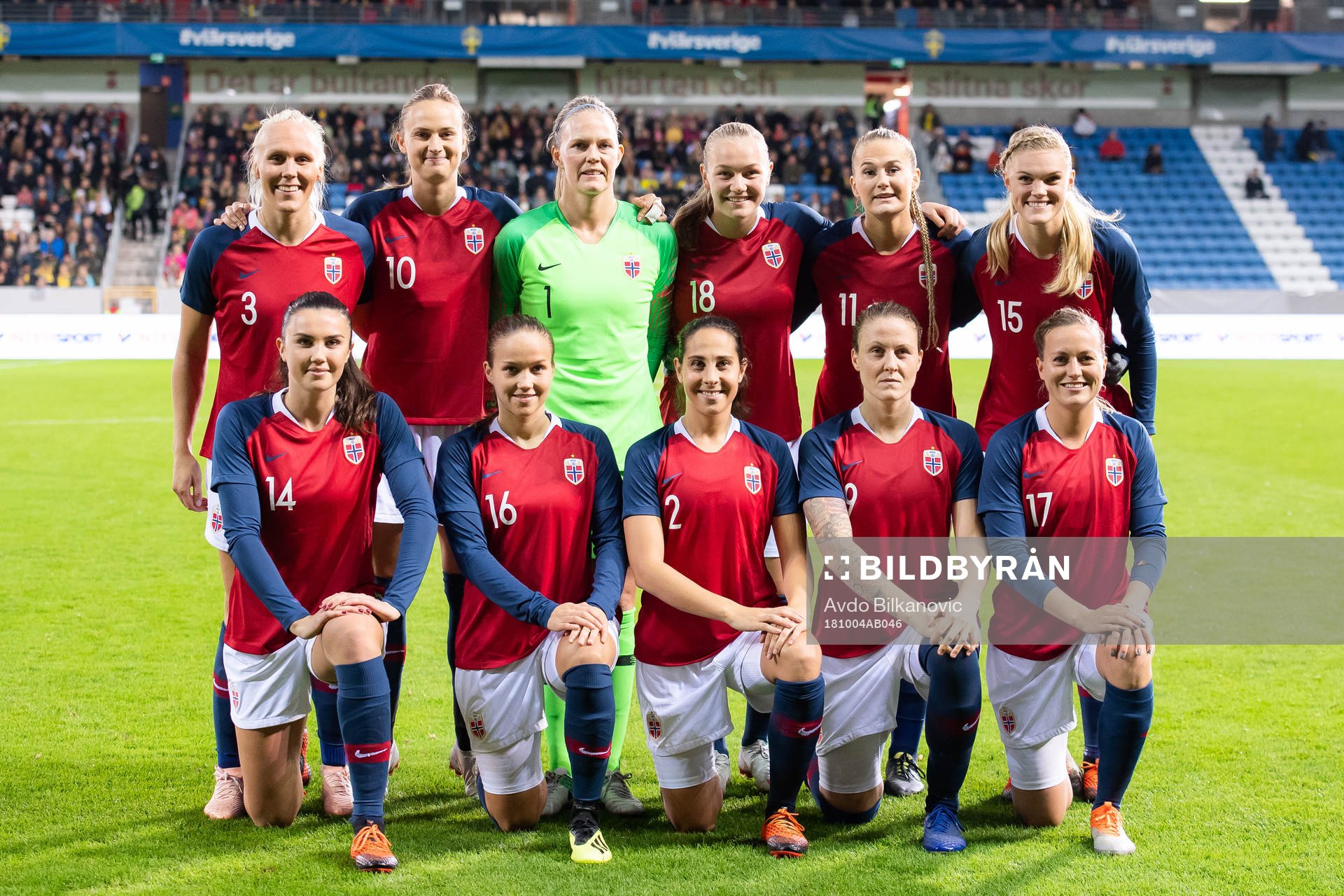 Norges Maria Thorisdottir, Caroline Graham Hansen, målvakt Ingrid Hjelmseth, Frida Maanum, Lisa-Marie Karlseng Utland, Kristine Leine , nedersta raden Ingrid Syrstad Engen, Guro Reiten, Ingrid Moe Wold, Isabell Herlovsen och Kristine Minde under träningslandskampen i fotboll mellan Sverige och Norge den 4 oktober 2018 i Helsingborg.