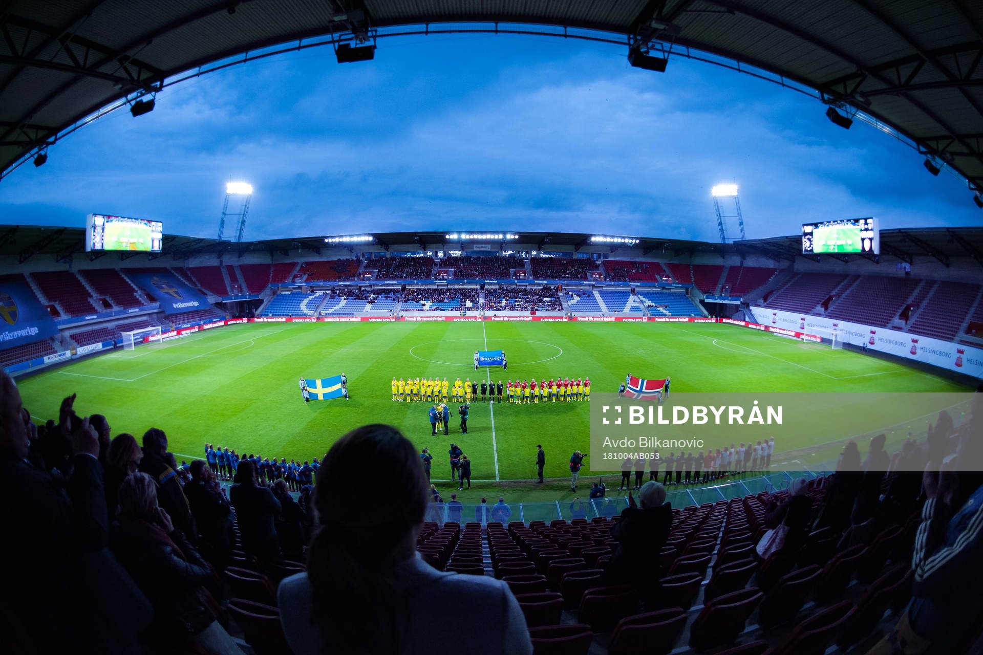 Sveriges och Norges spelare gör entré