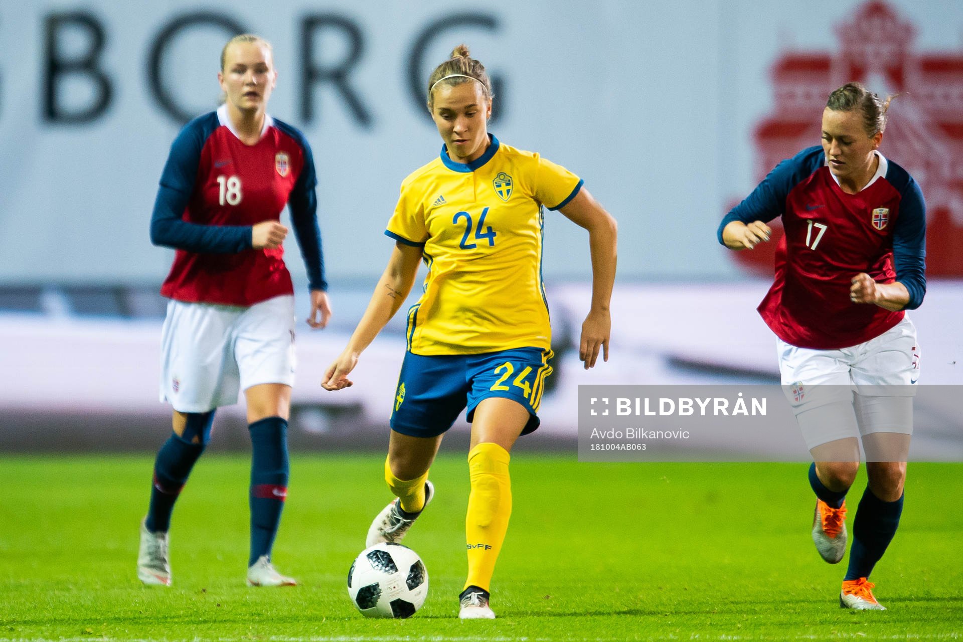 Sveriges Julia Zigiotti Olme och Norges Kristine Minde under träningslandskampen i fotboll mellan Sverige och Norge den 4 oktober 2018 i Helsingborg.