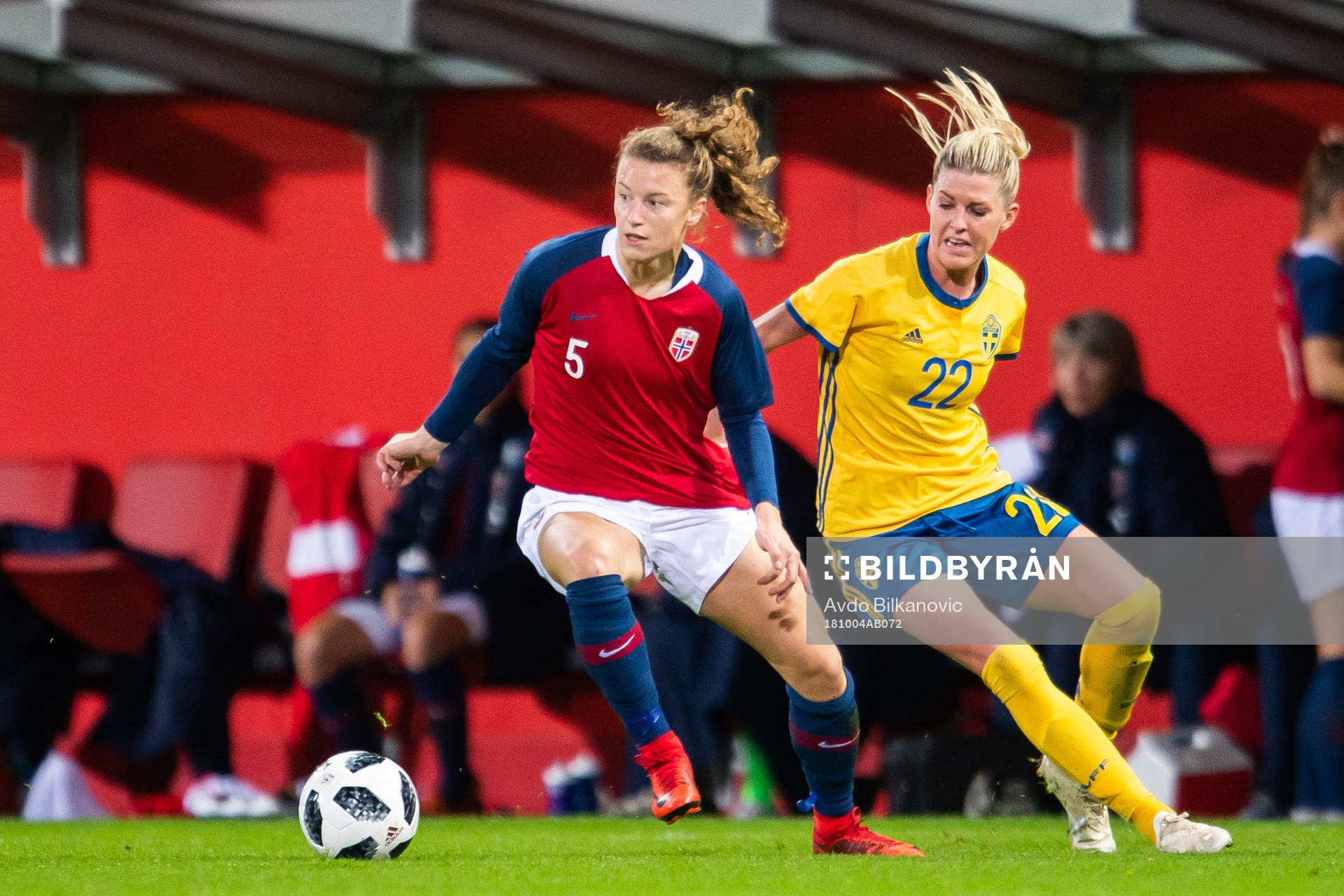 Sveriges Olivia Schough jagar Norges Synne Skinnes Hansen