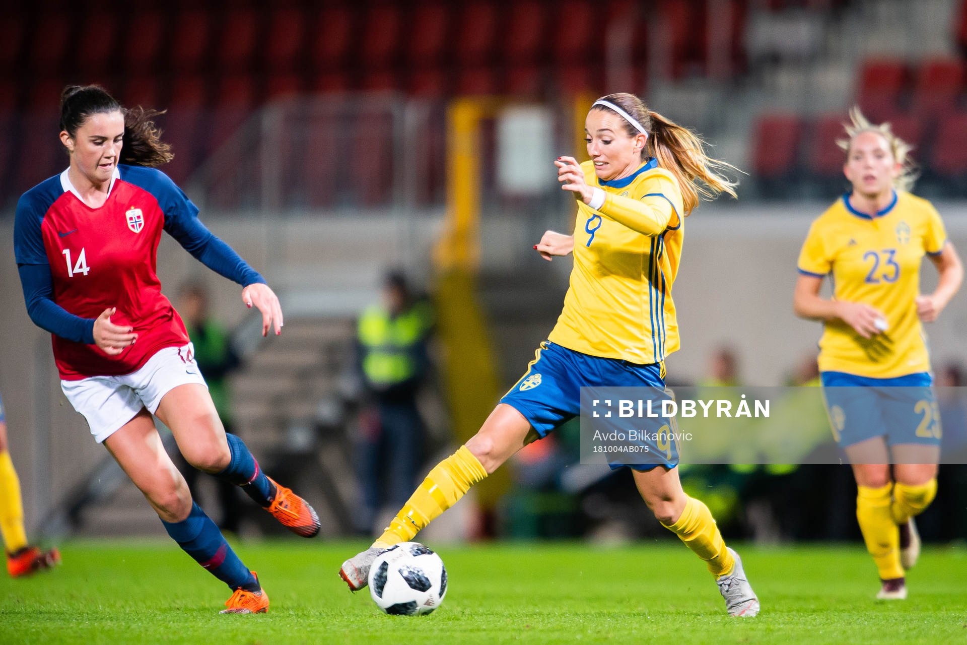 Sveriges Kosovare Asllani och Norges Ingrid Syrstad Engen