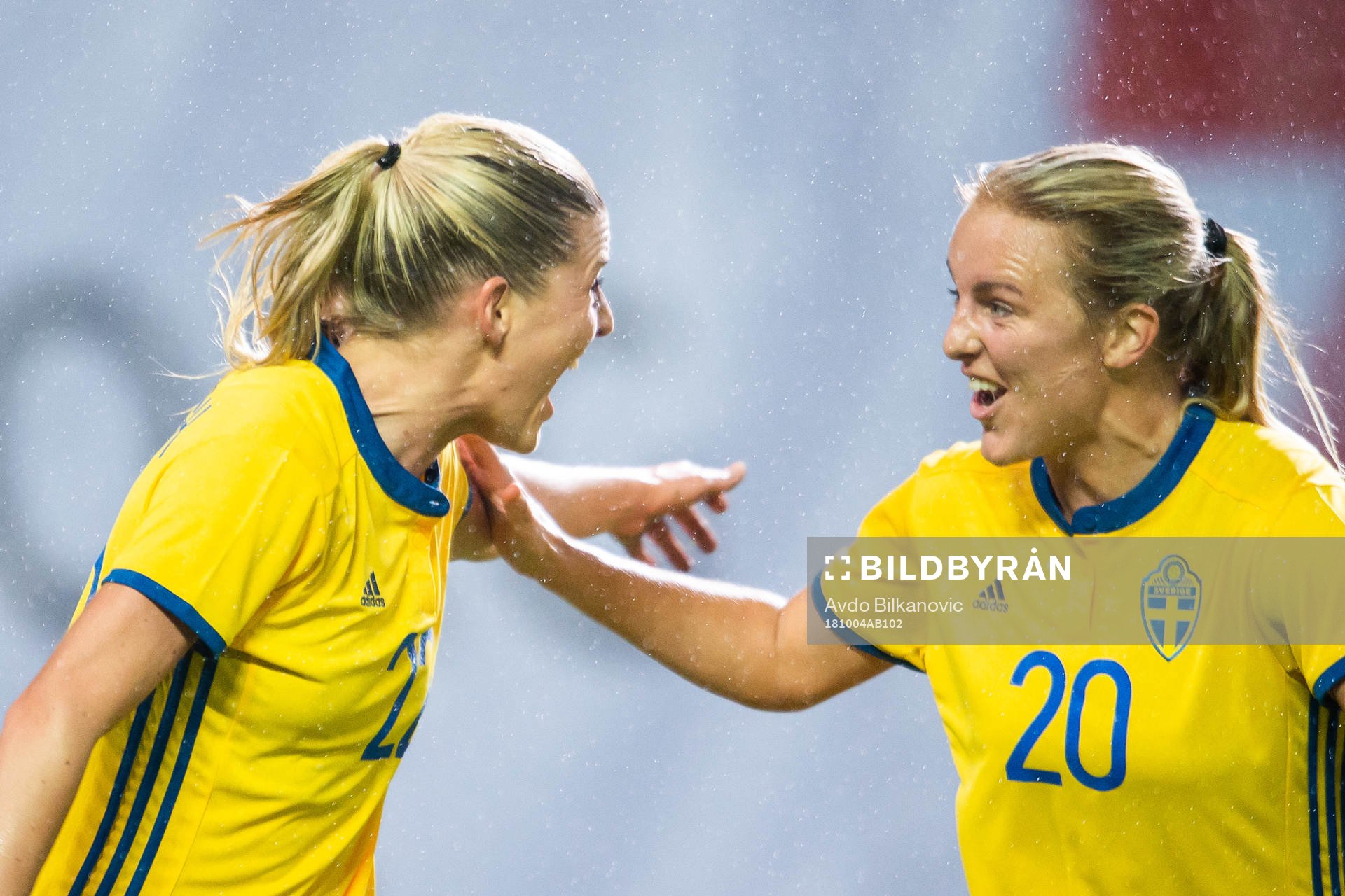 Sveriges Olivia Schough och Mimmi Larsson jublar