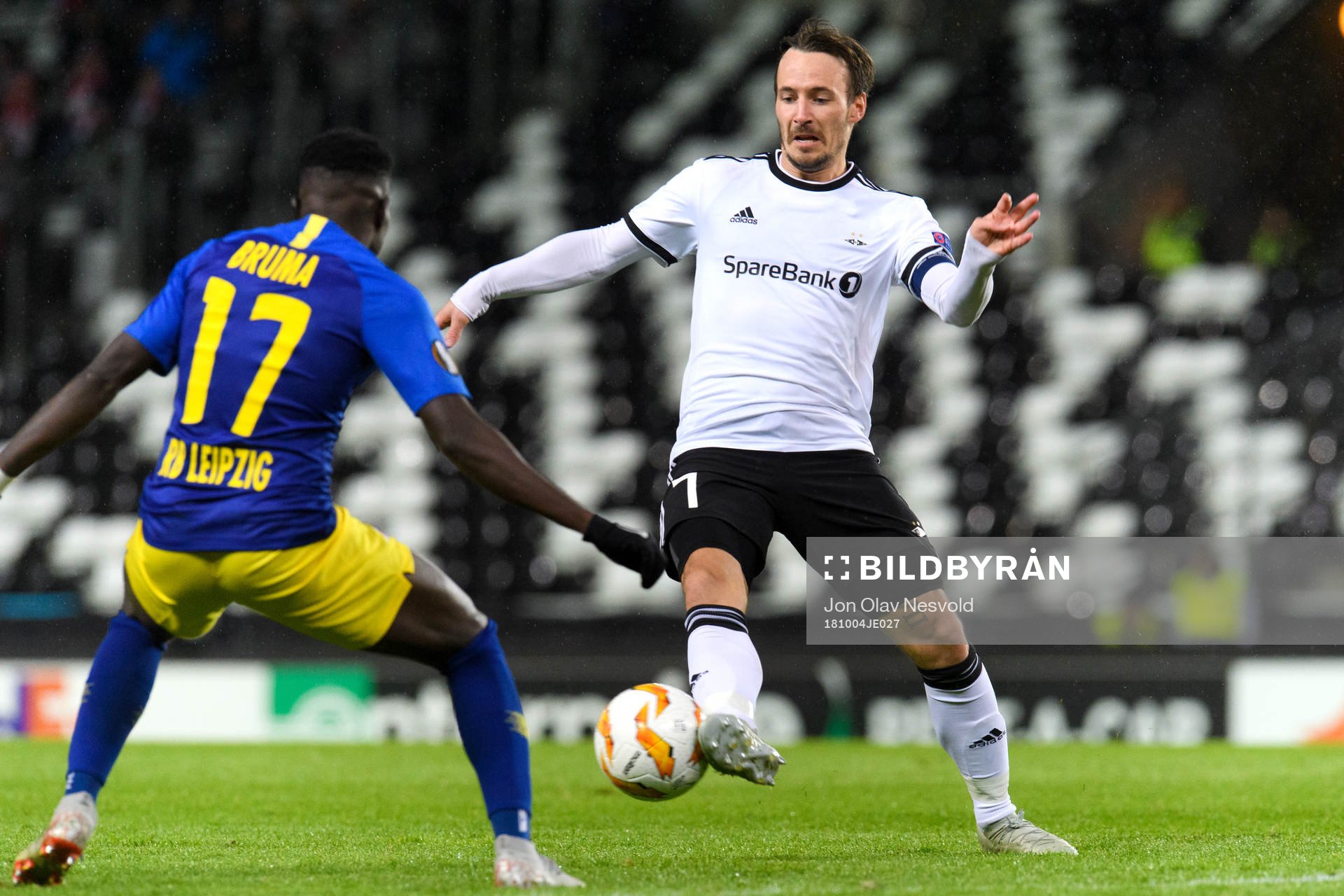 Bruma of RB Leipzig and Mike Jensen of Rosenborg