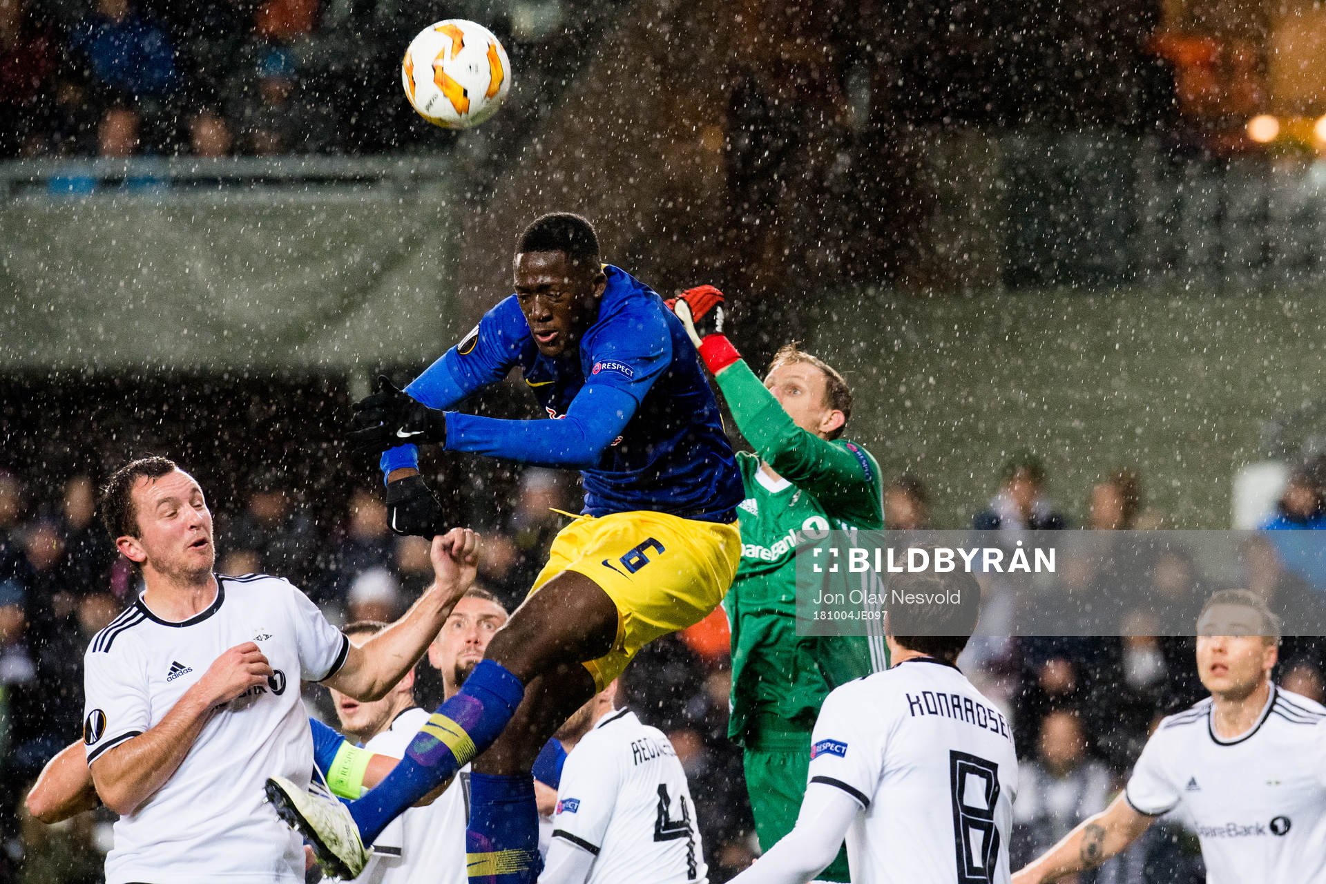 Ibrahima Konaté of RB Leipzig and goalkeeper André Hansen