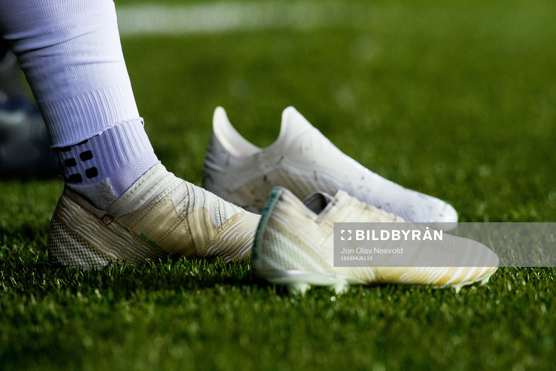 The legs and shoes of Jonathan Levi of Rosenborg