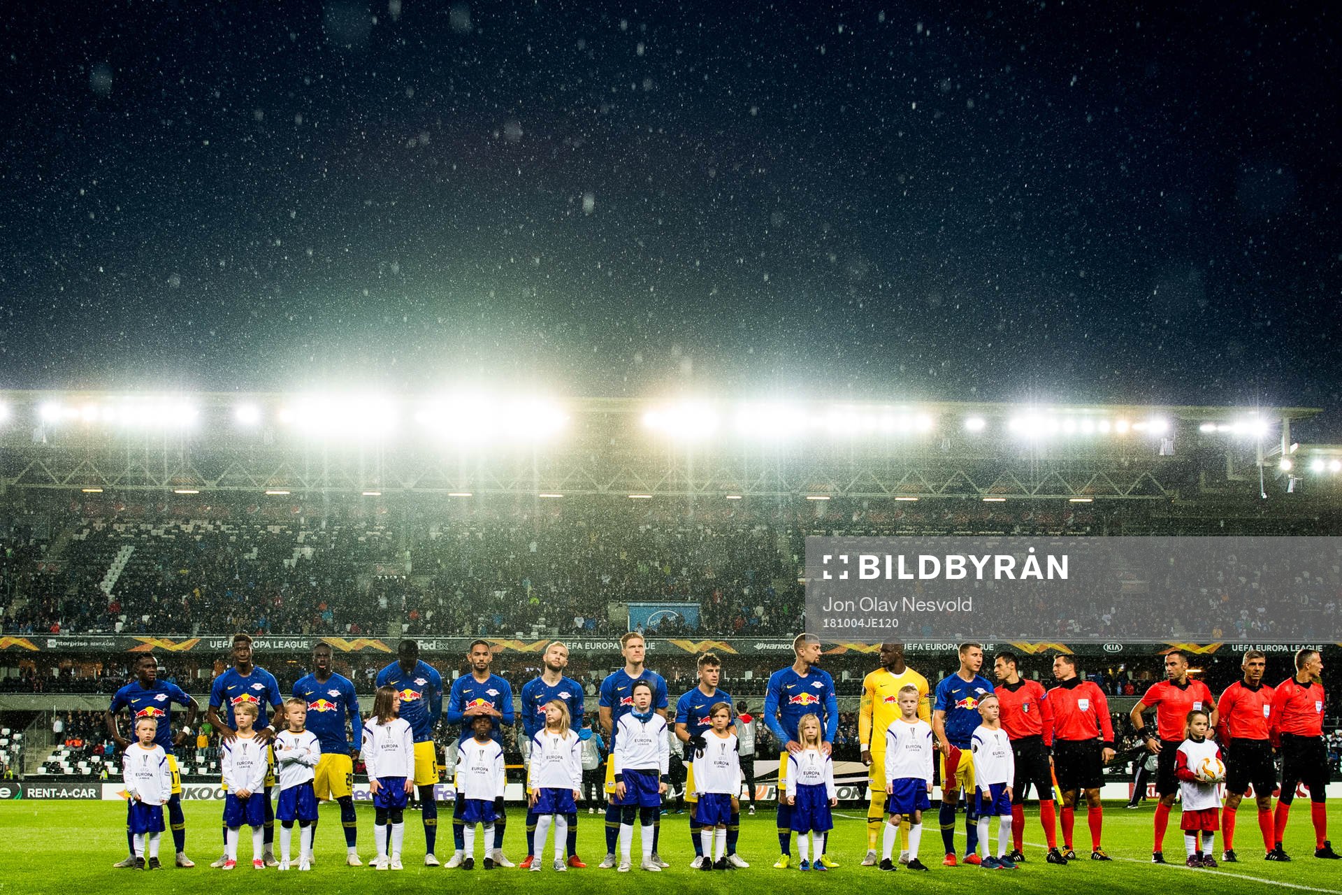 The players of RB Leipzig line up