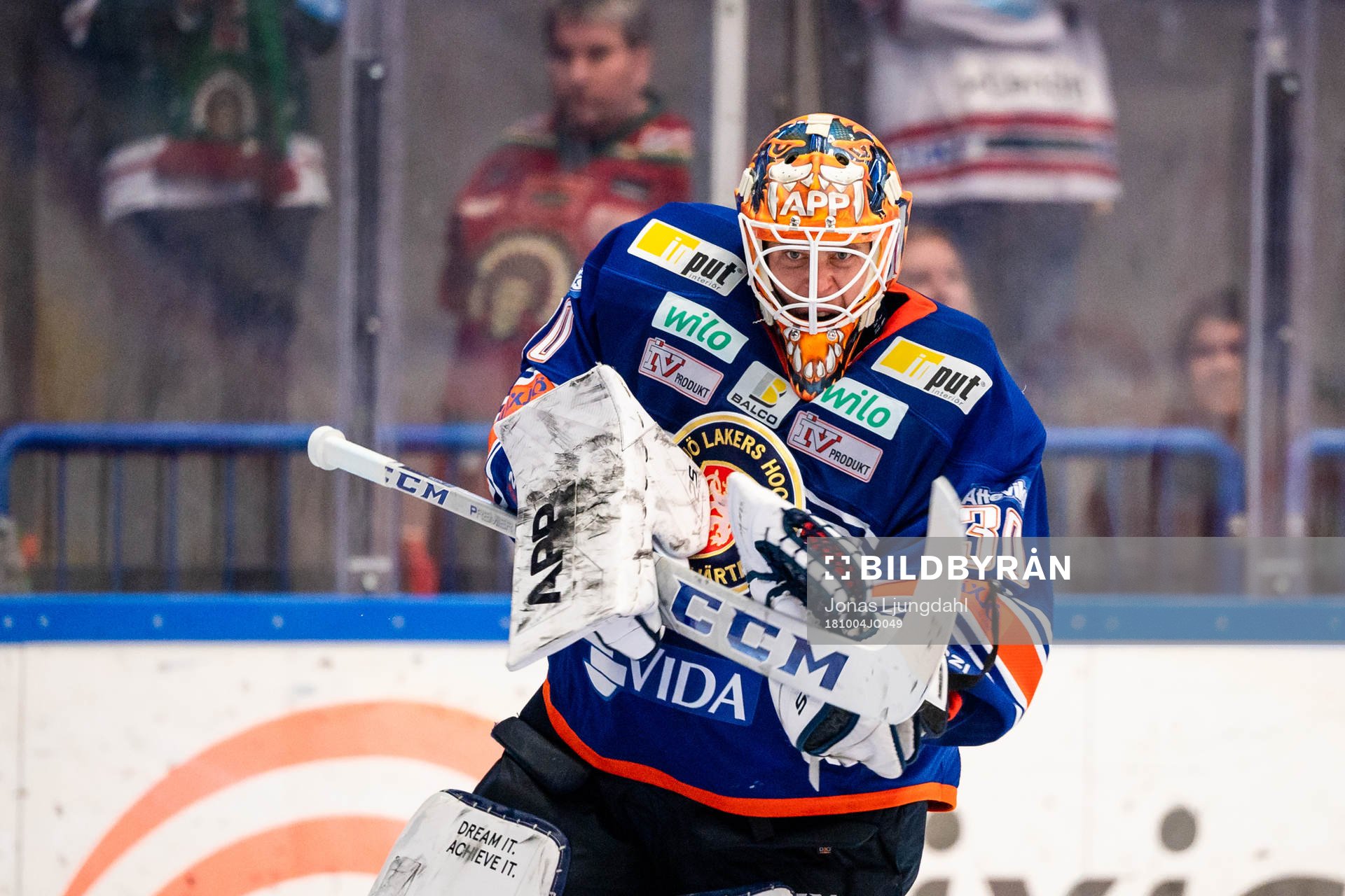 Växjös målvakt Viktor Fasth jublar