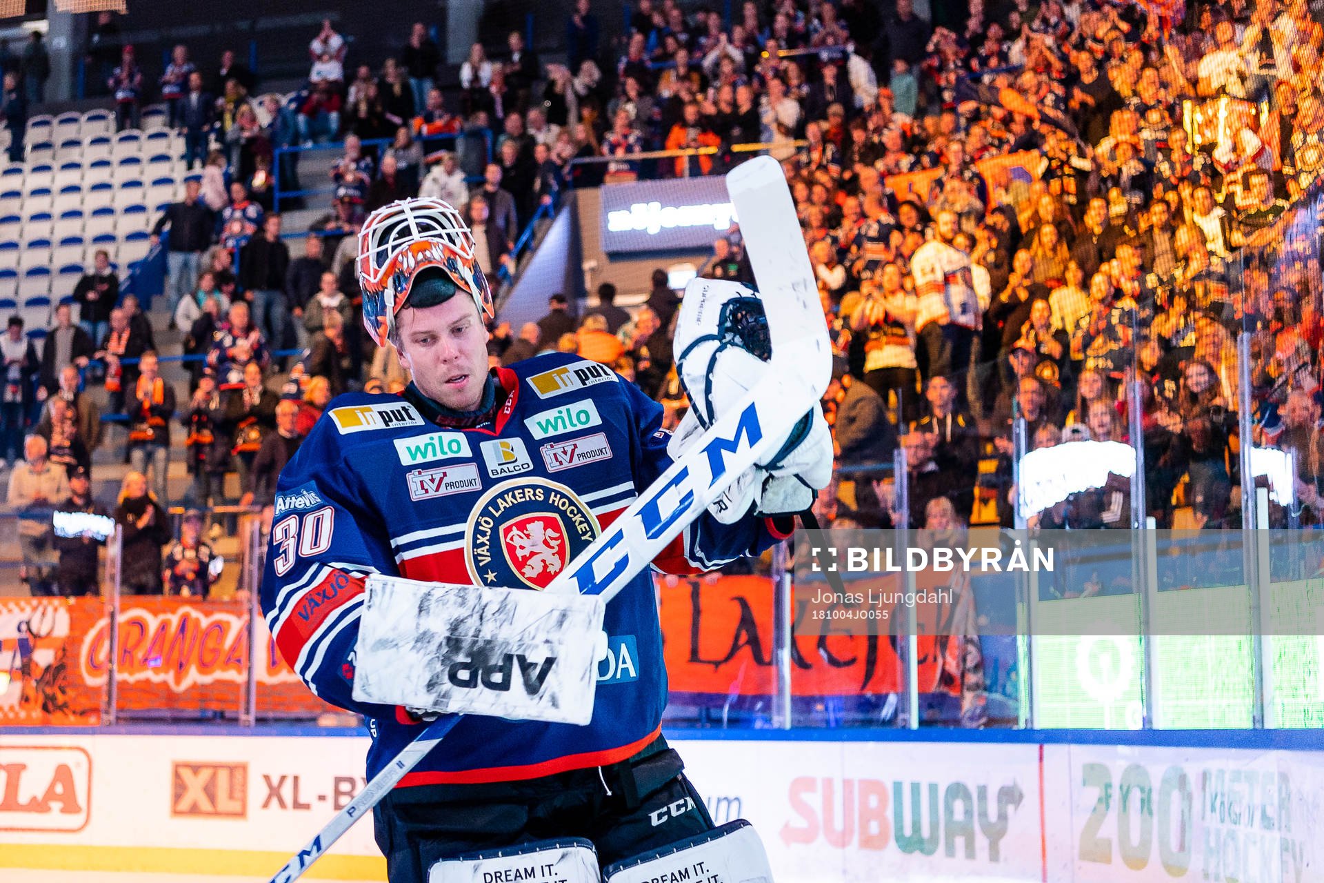 Växjös målvakt Viktor Fasth jublar framför fansen