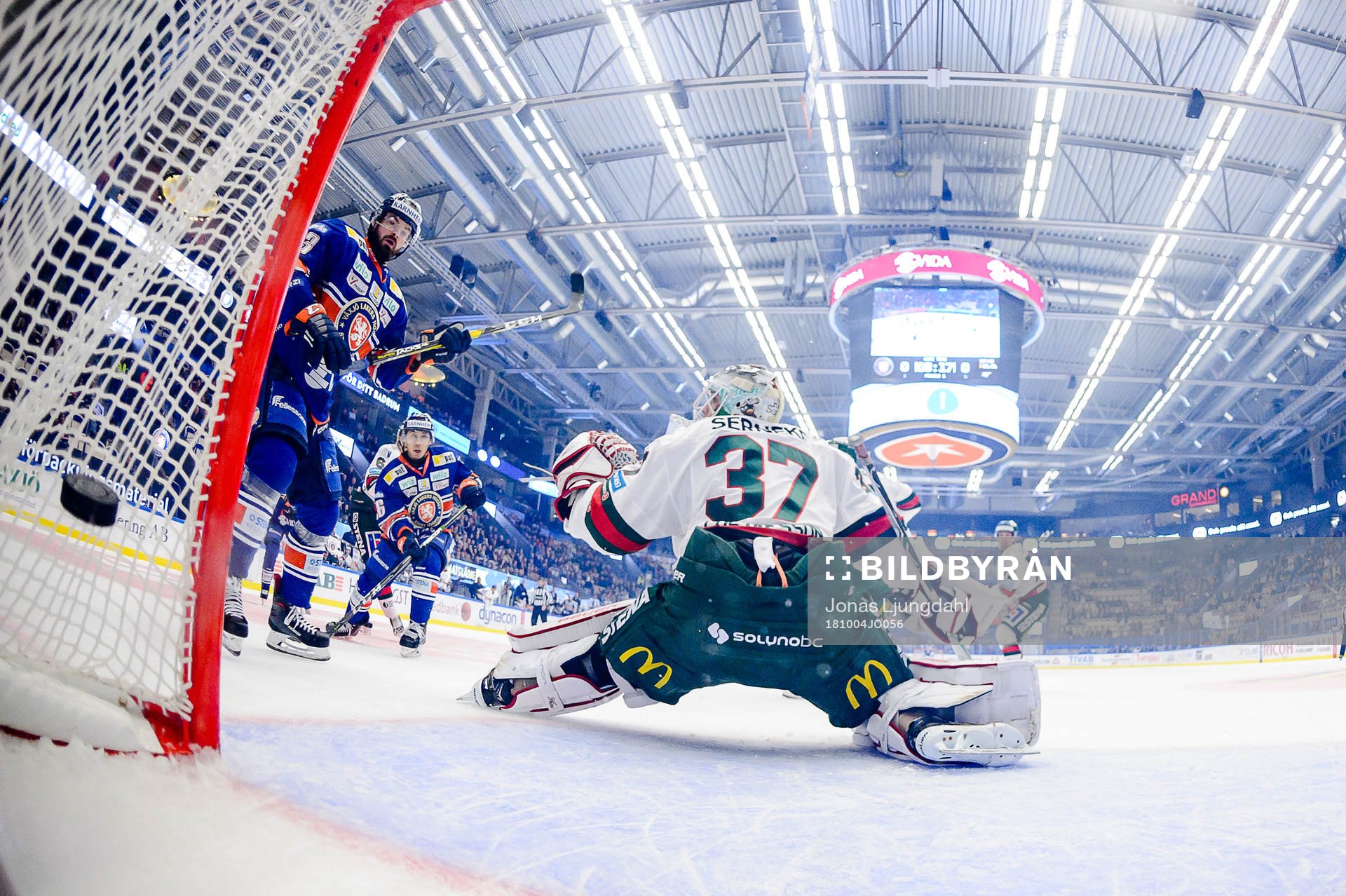 Växjös Joel Persson (ej i bild) skjuter pucken i mål