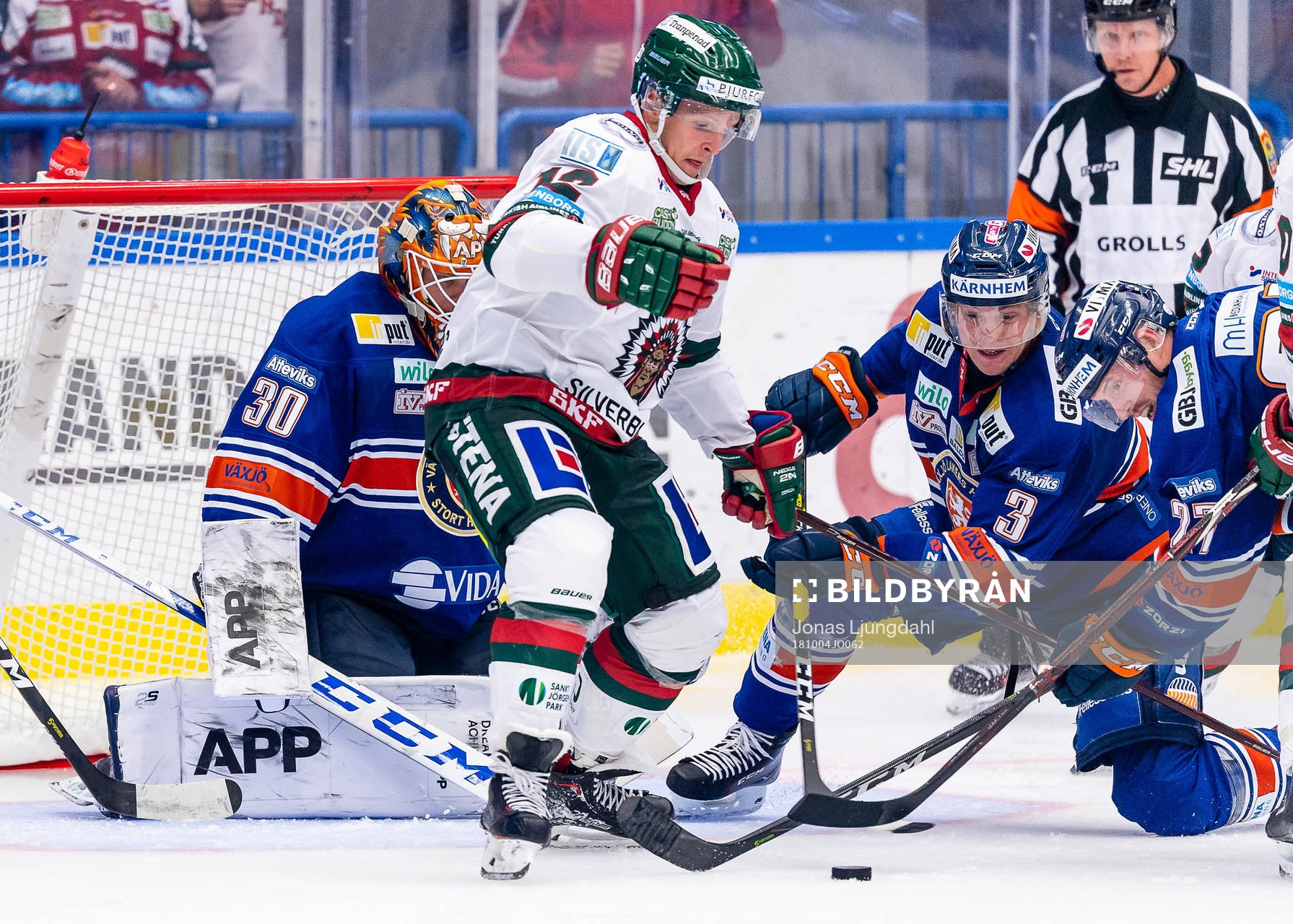 Frölundas Max Friberg och Växjös Oliver Bohm framför