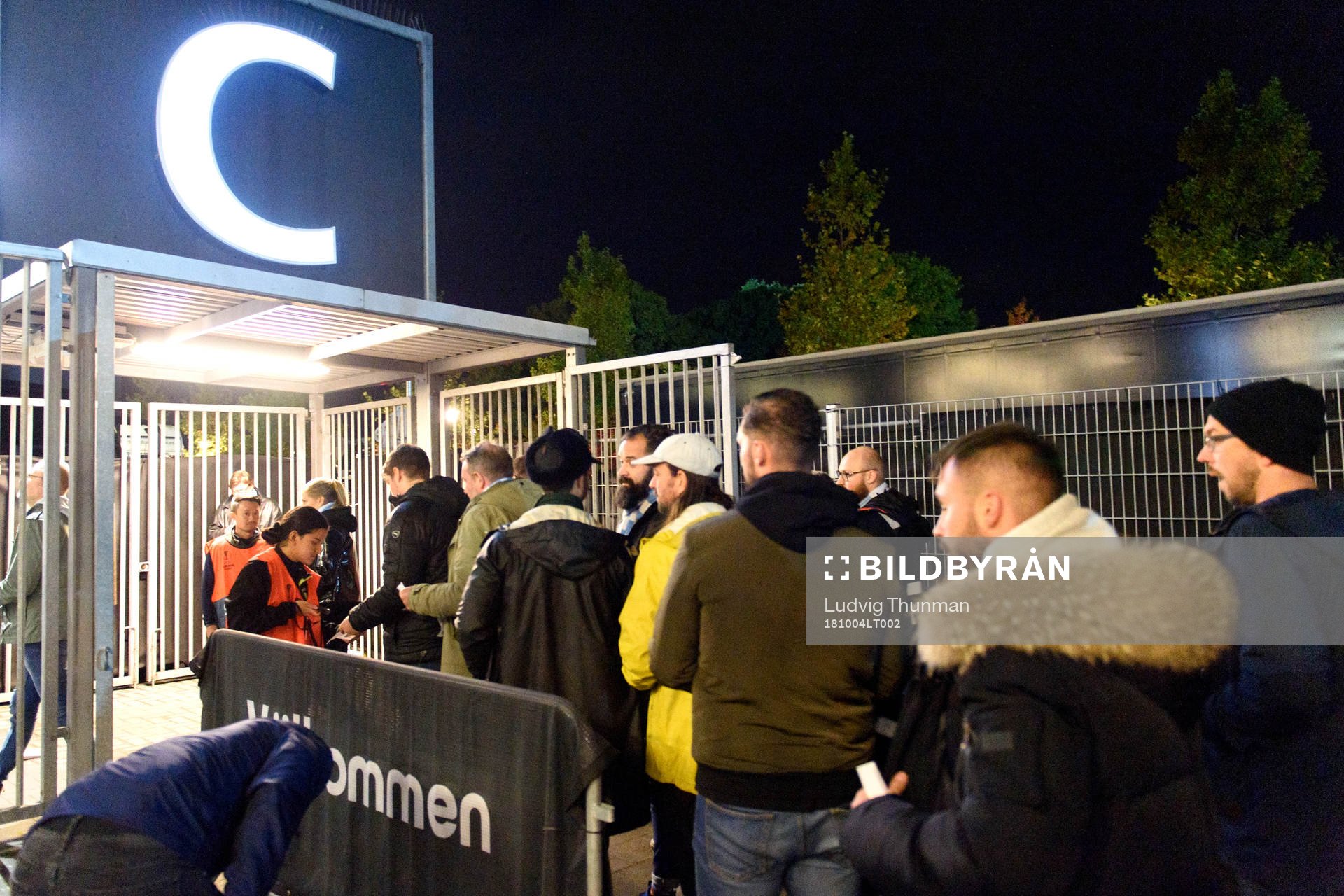 The spectators enter the stadium