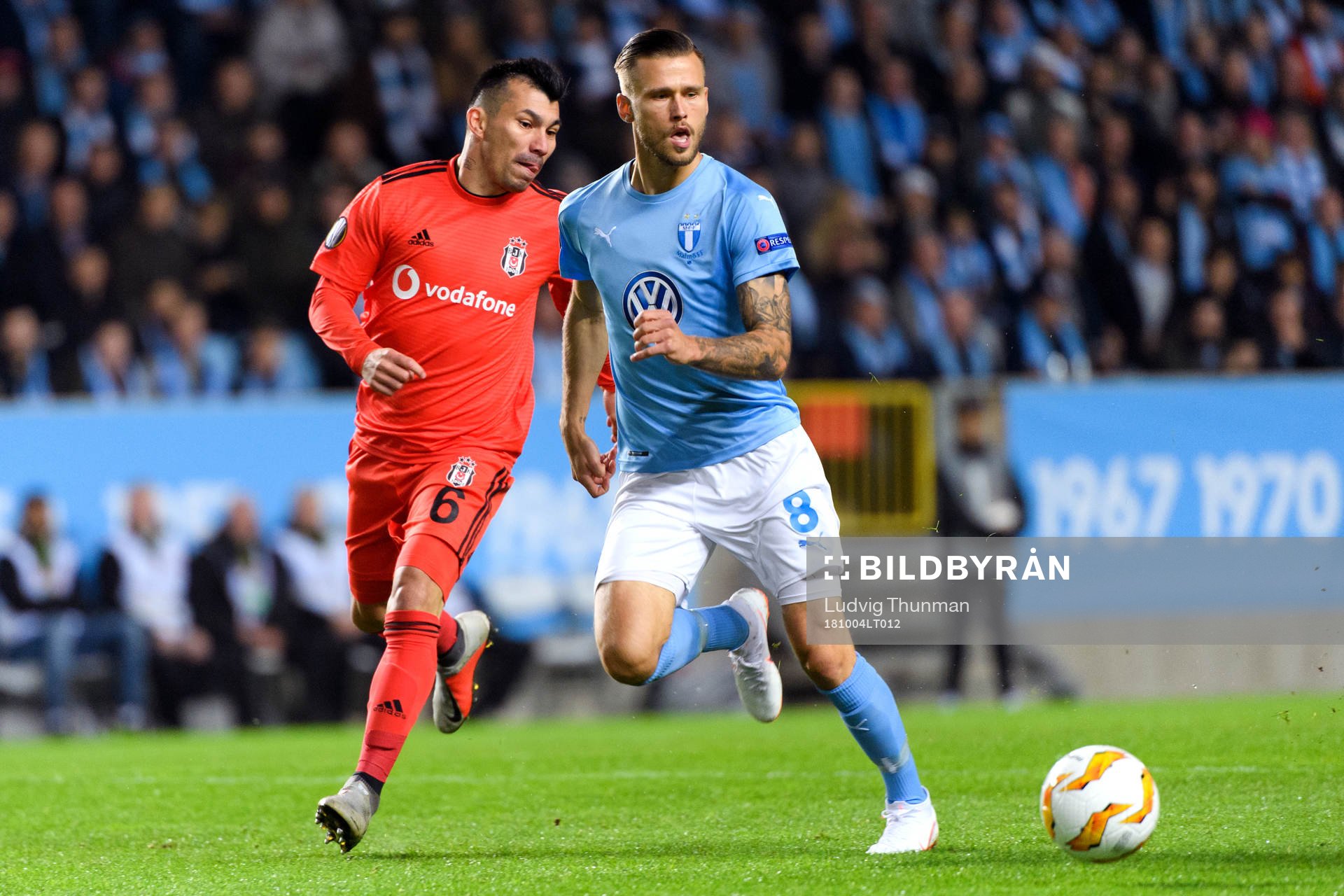 Gary Alexis Medel Soto of Besiktas and Arnór Ingvi