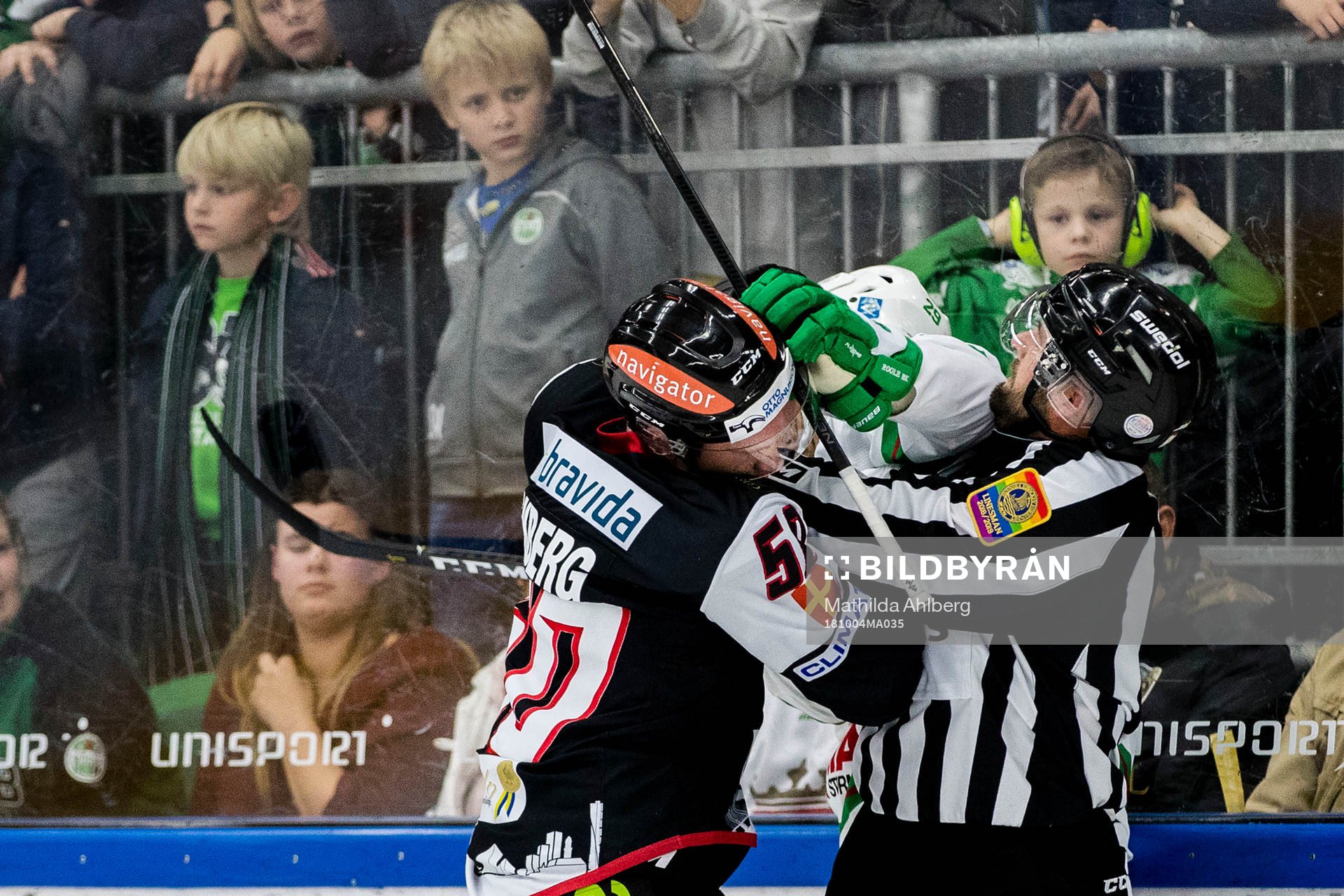 Malmö Redhawks Tobias Ekberg och Rögles Matt Anderson i
