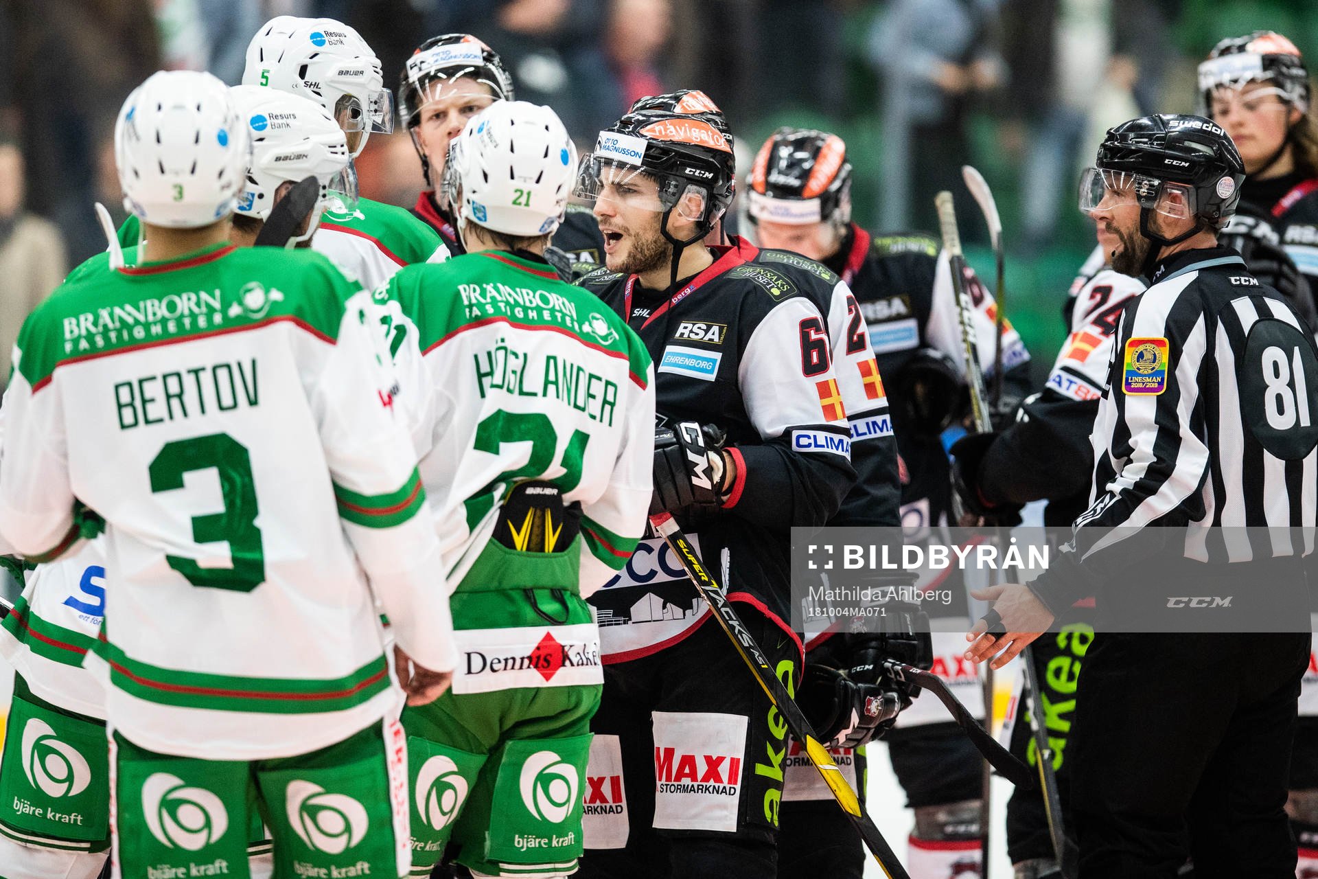 Malmö Redhawks och Rögles spelare bråkar eft3er