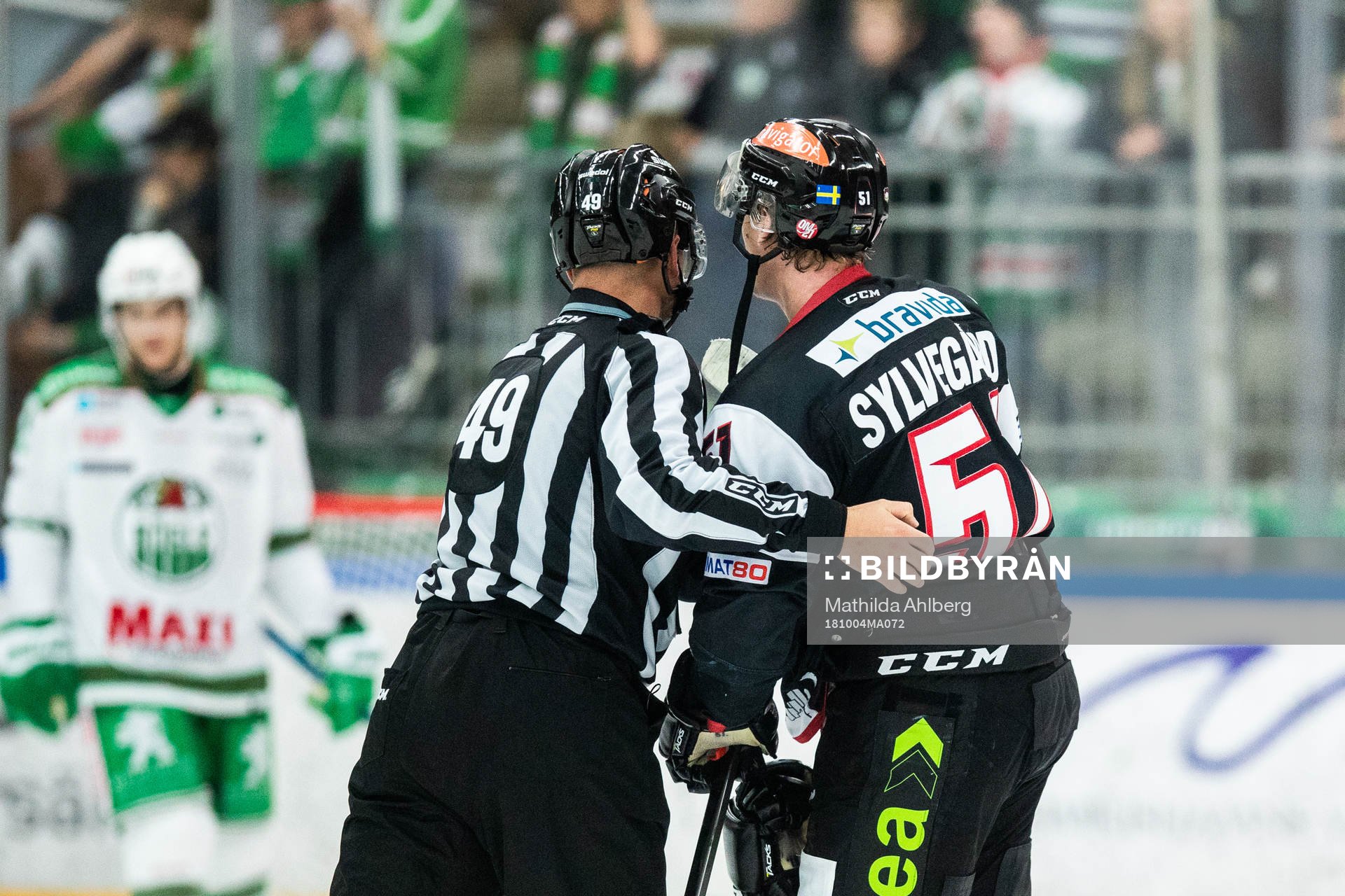 Malmö Redhawks Emil Sylvegård  leds av isen