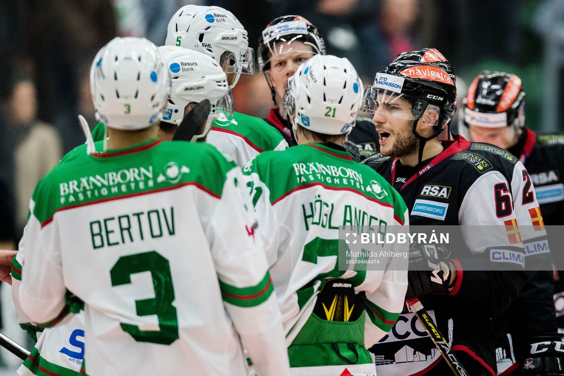 Malmö Redhawks Konstantin Komarek i diskussion med Rögles