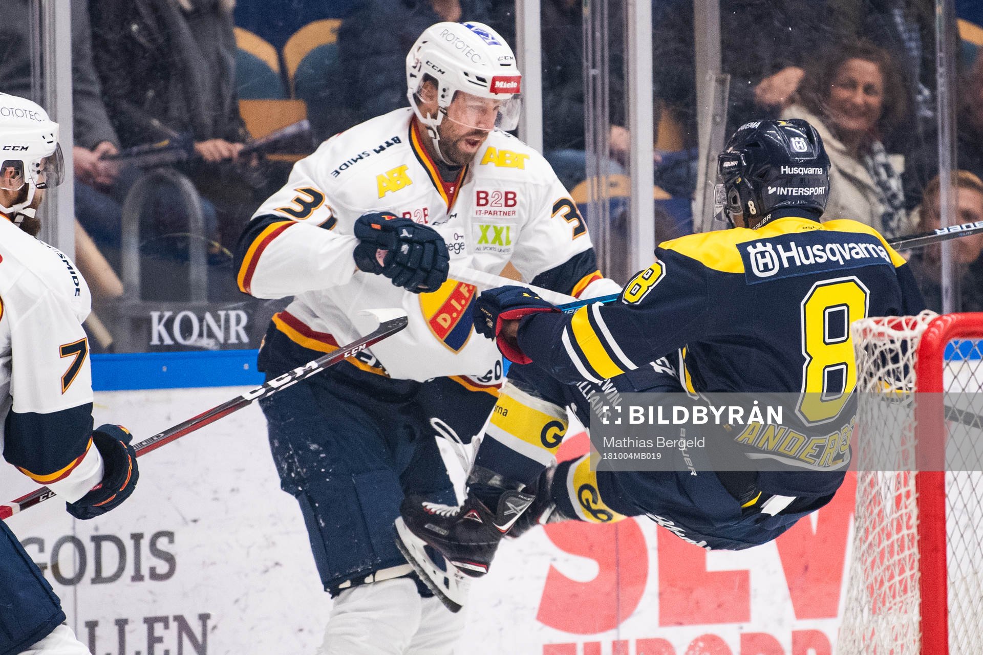 s Nils Andersson i kamp om pucken