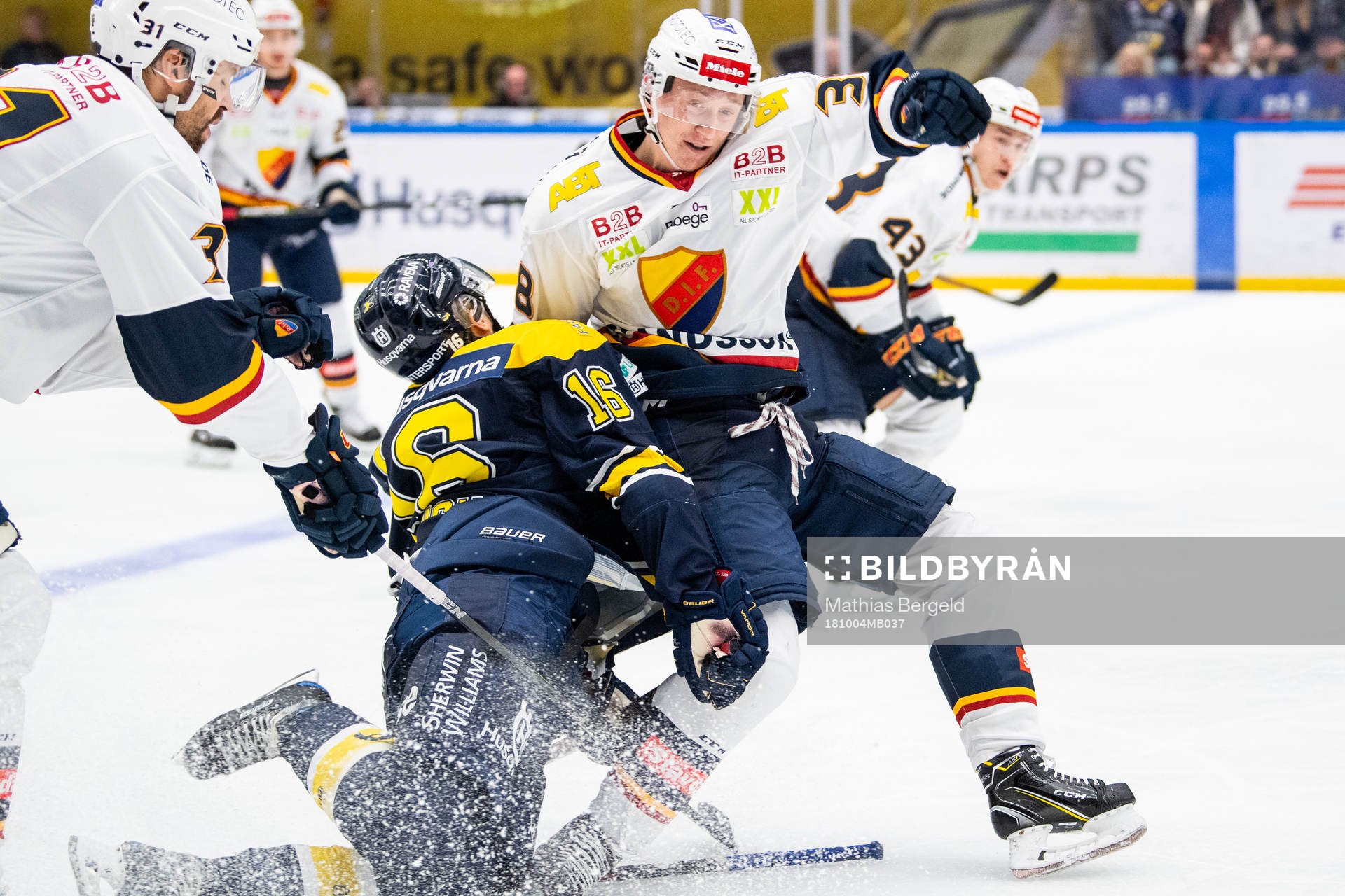 s Markus Ljungh tacklas av Djurgårdens Olle Alsing
