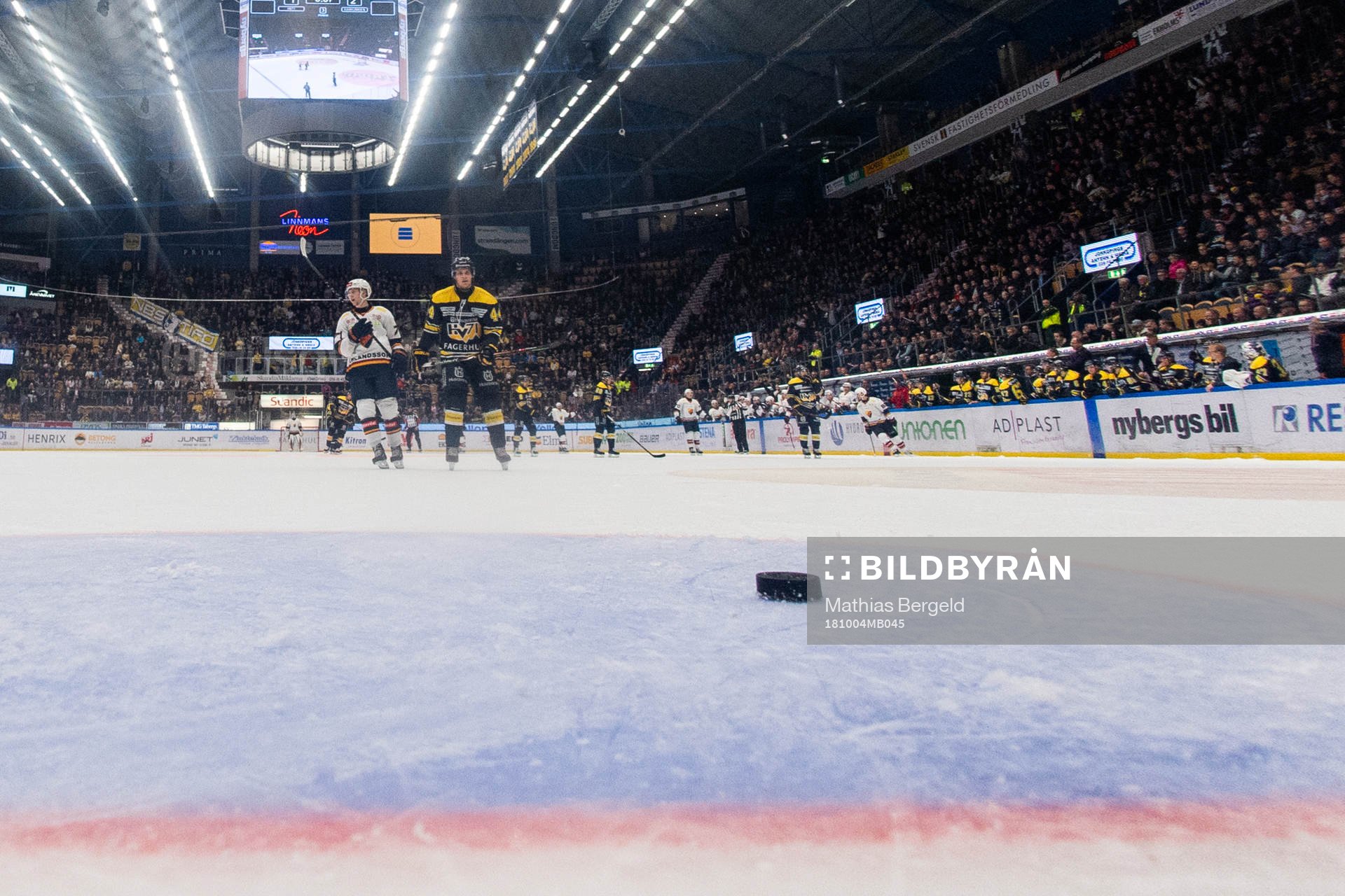 s Mikko Lehtonen ser pucken gå i mål när Gustav Possler