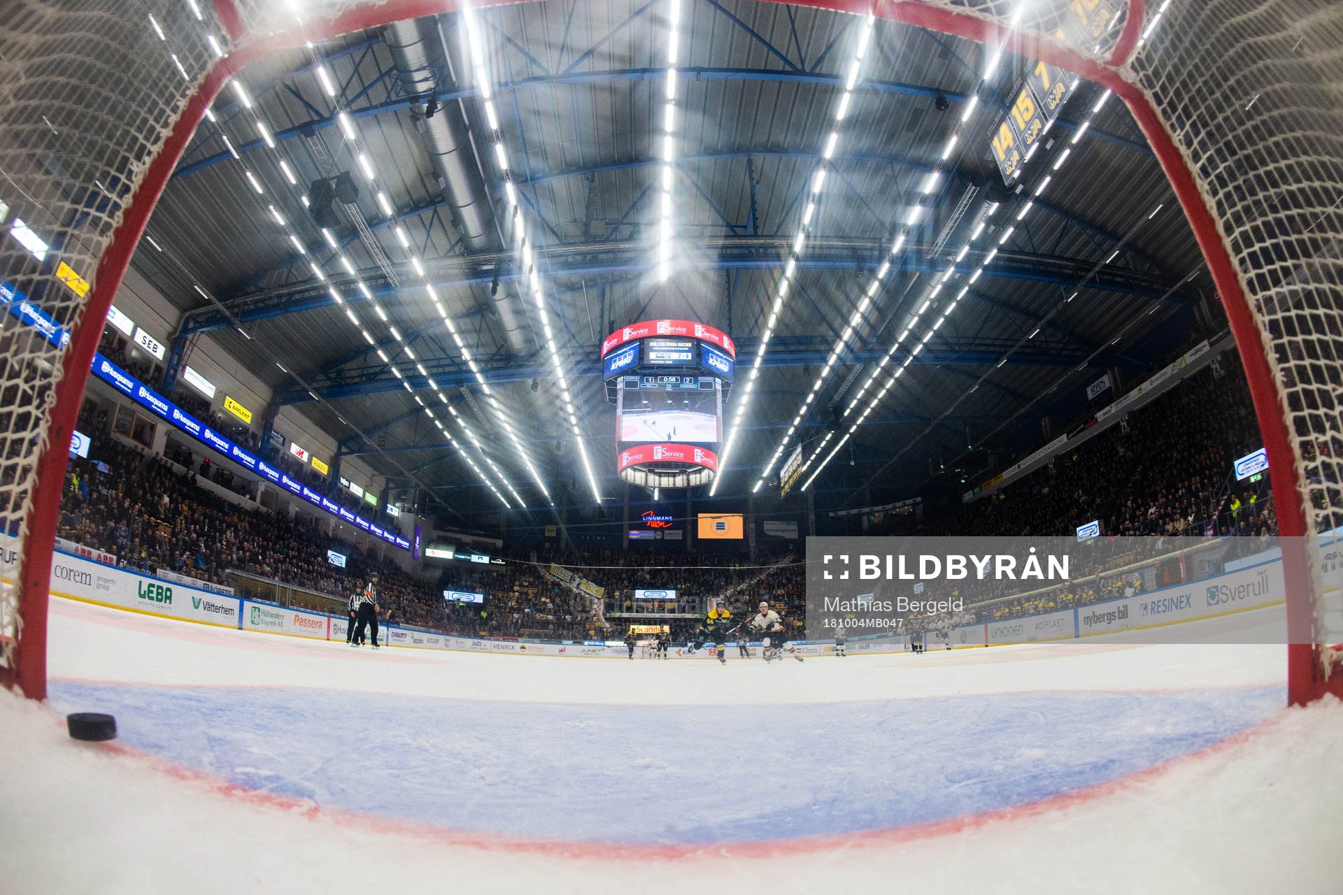 s Mikko Lehtonen ser pucken gå i mål när Gustav Possler